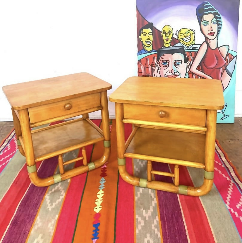 Par de mesinhas de cabeceira