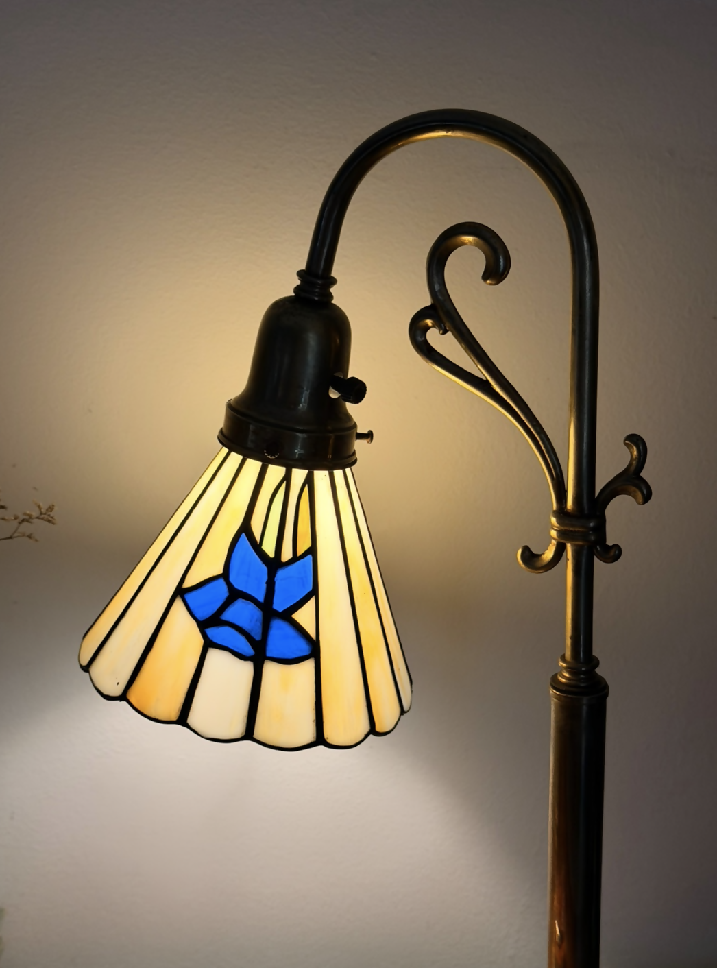 Luminária Estilo Tiffany em Pasta de Vidro Colorido Artesanal Base Latão e Bronze