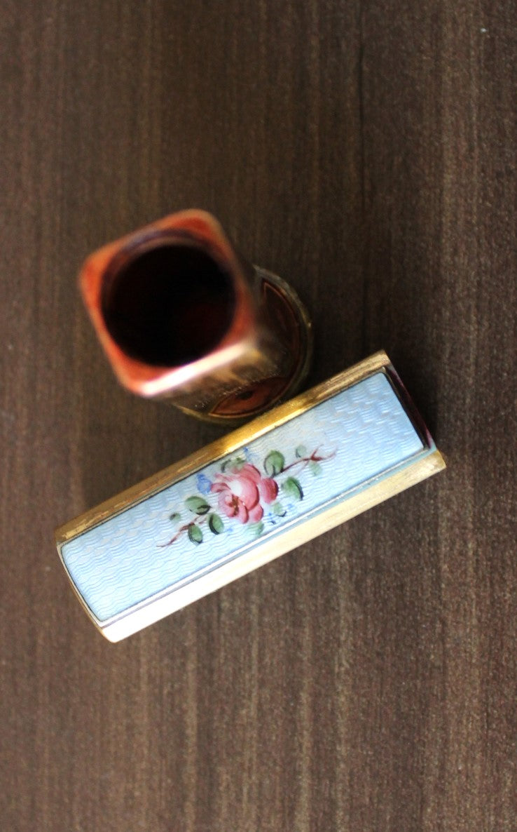 Antigo porta-batom em metal dourado com pintura floral