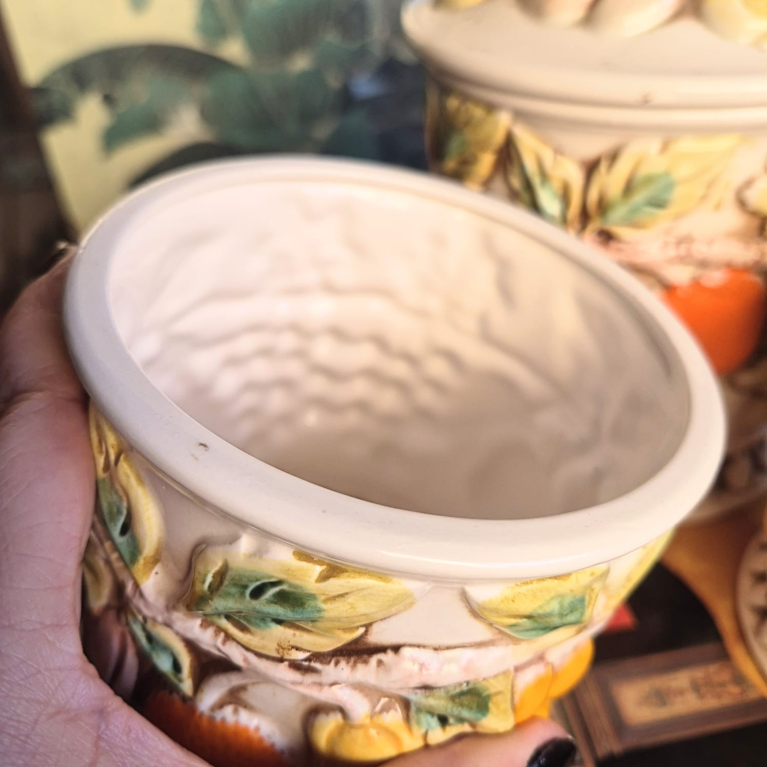 Lindíssimo conjunto de 3 potiches/ biscoiteiras/ porta mantimentos/ peças de decoração em cerâmica vintage estadounidense Lefton.   Linha Della Robbia Mult-Fruit foi produzida pintada à mão  nos anos 60/70 no Japão.