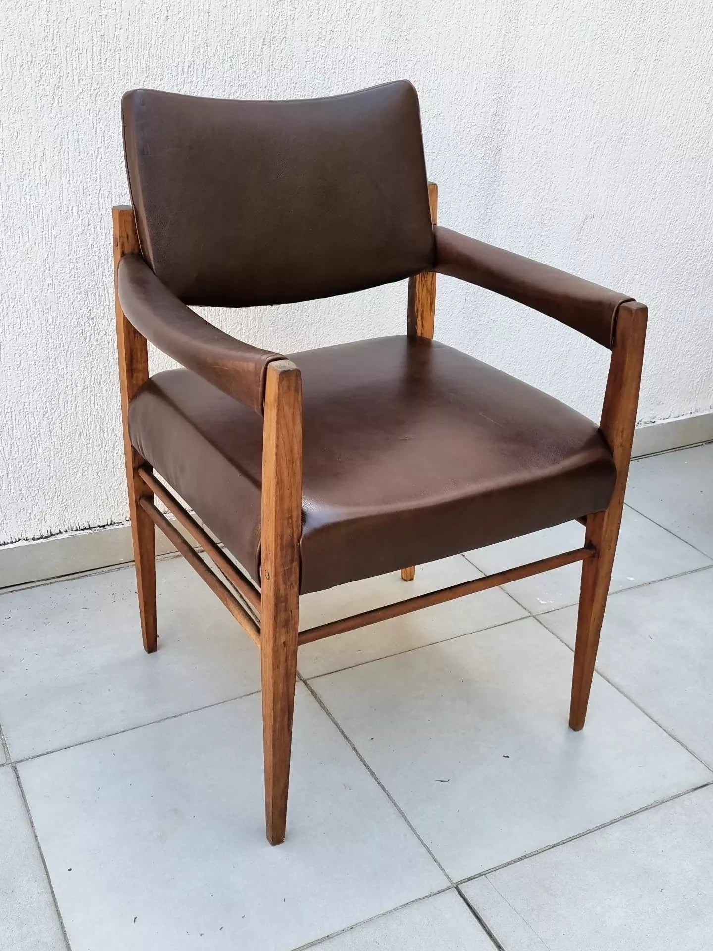 Poltrona Cimo em couro natural café