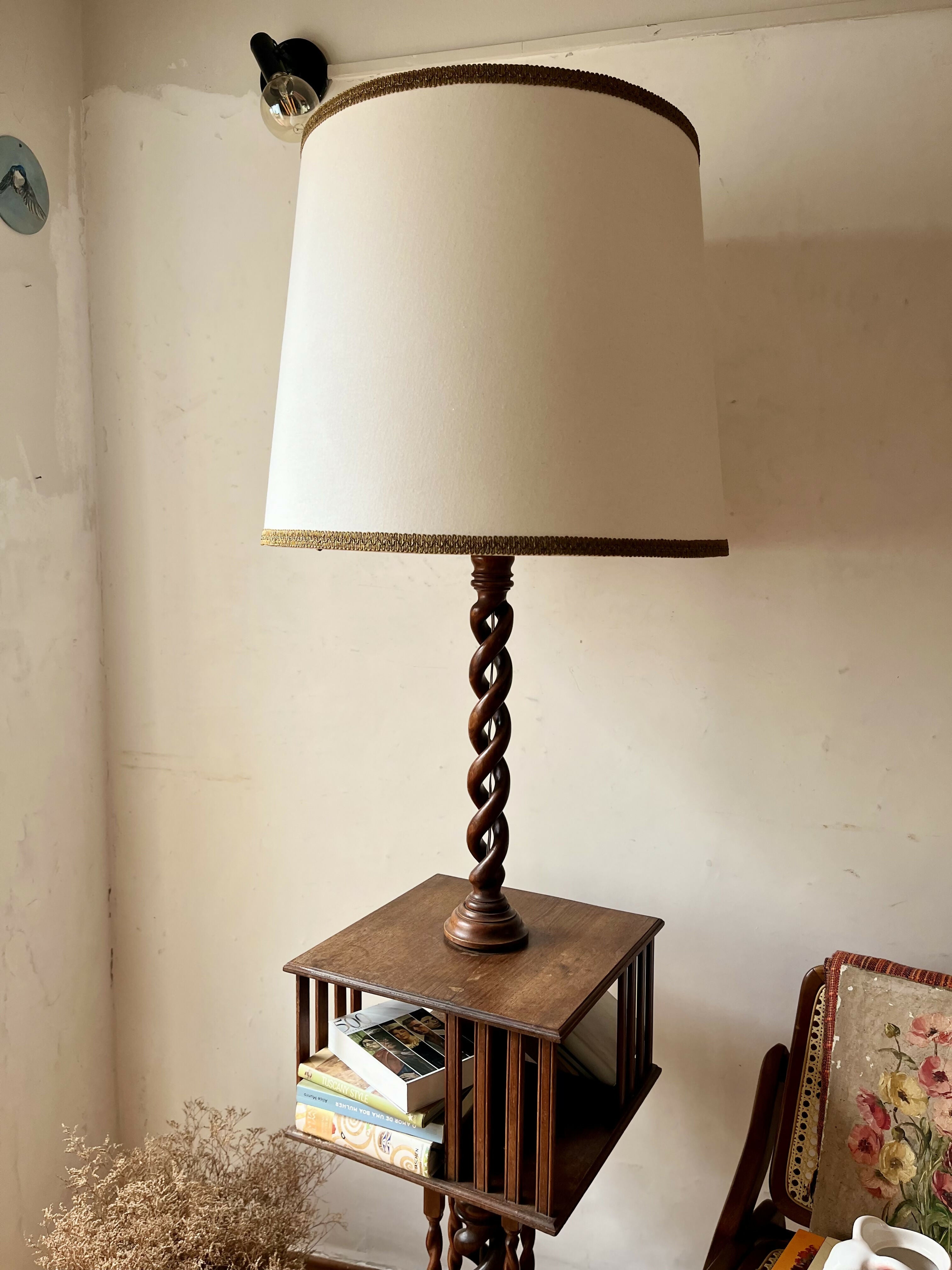 Enorme luminária livreiro