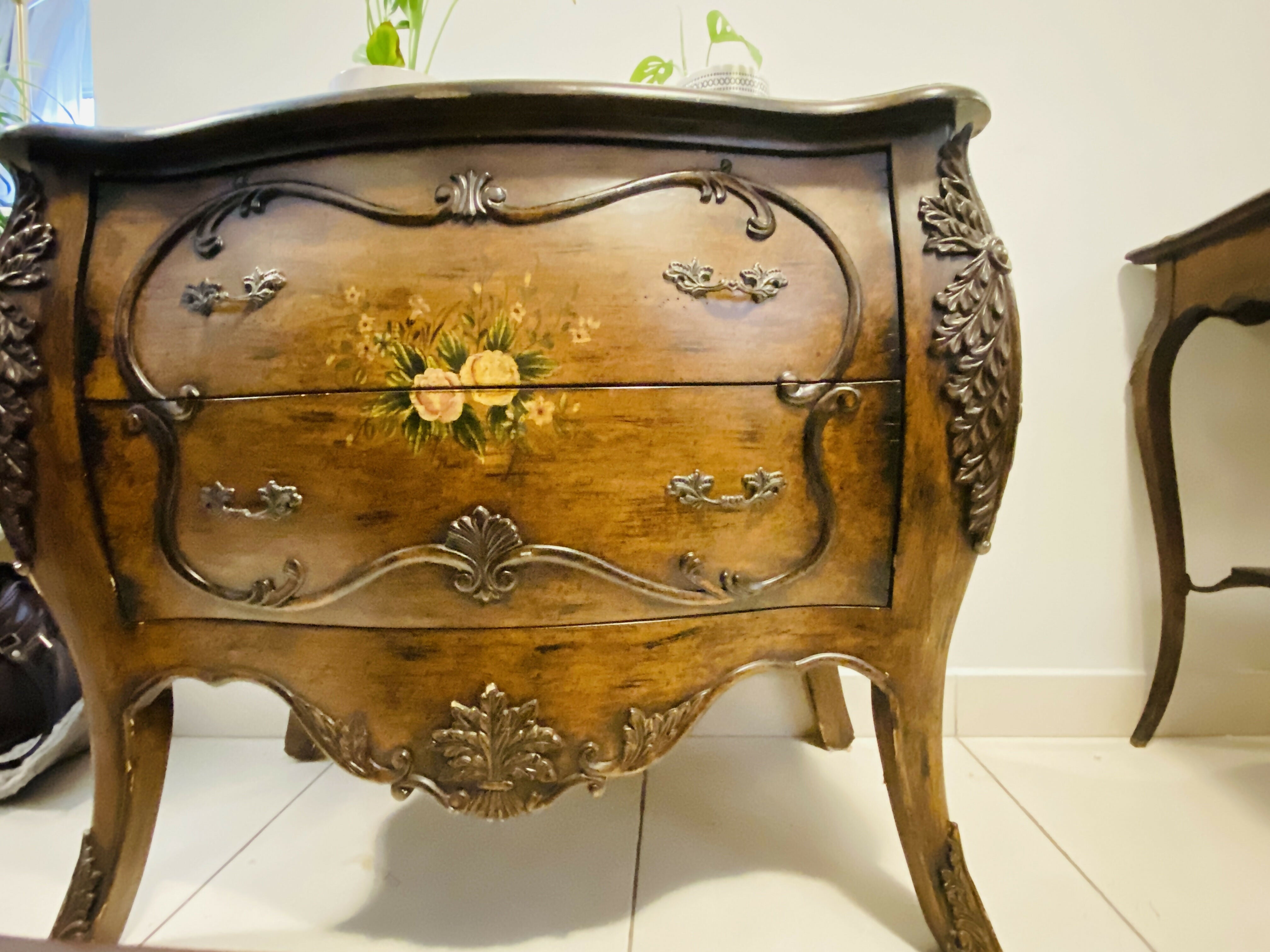 Cômoda de 2 gavetas bombê com pintura original de flores
