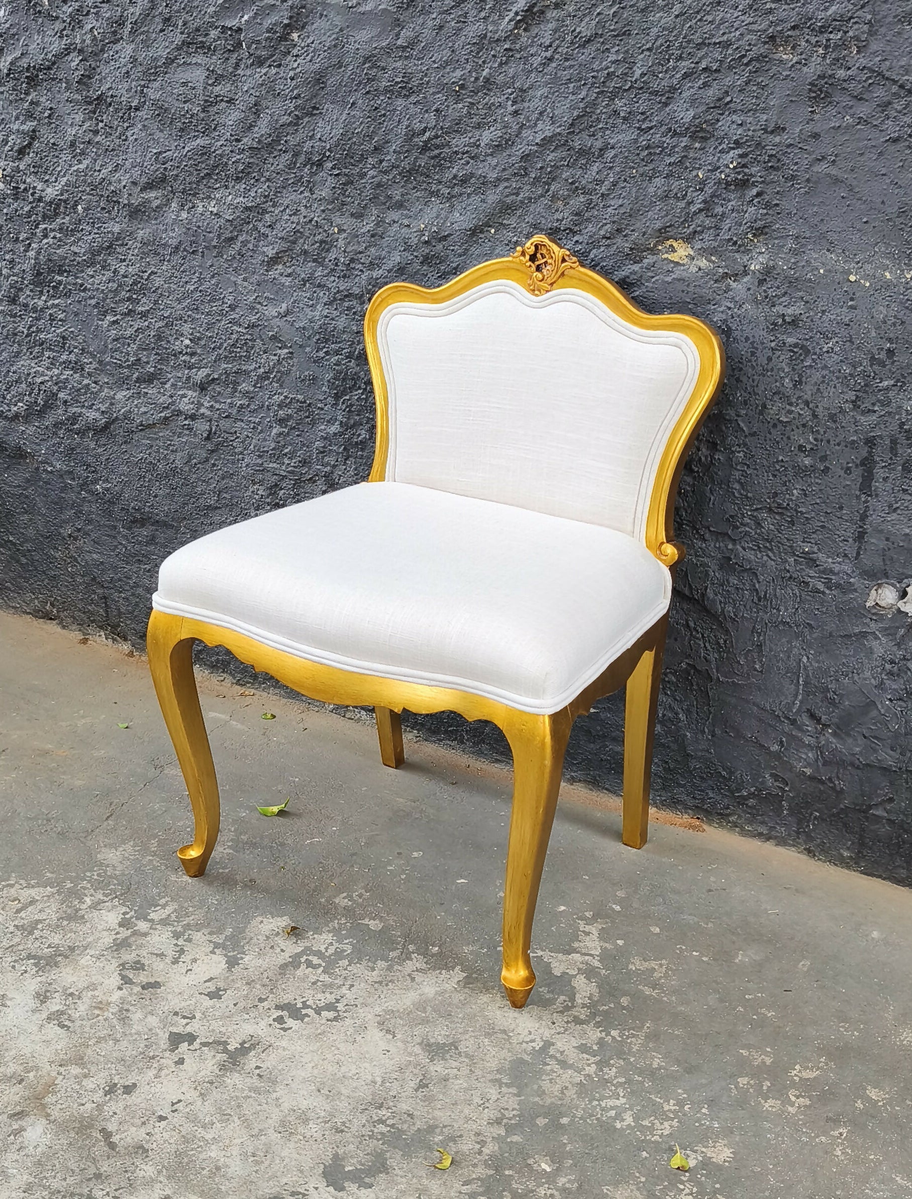 Banqueta antiga com acabamento em folha de ouro e tecido de linho Entreposto 