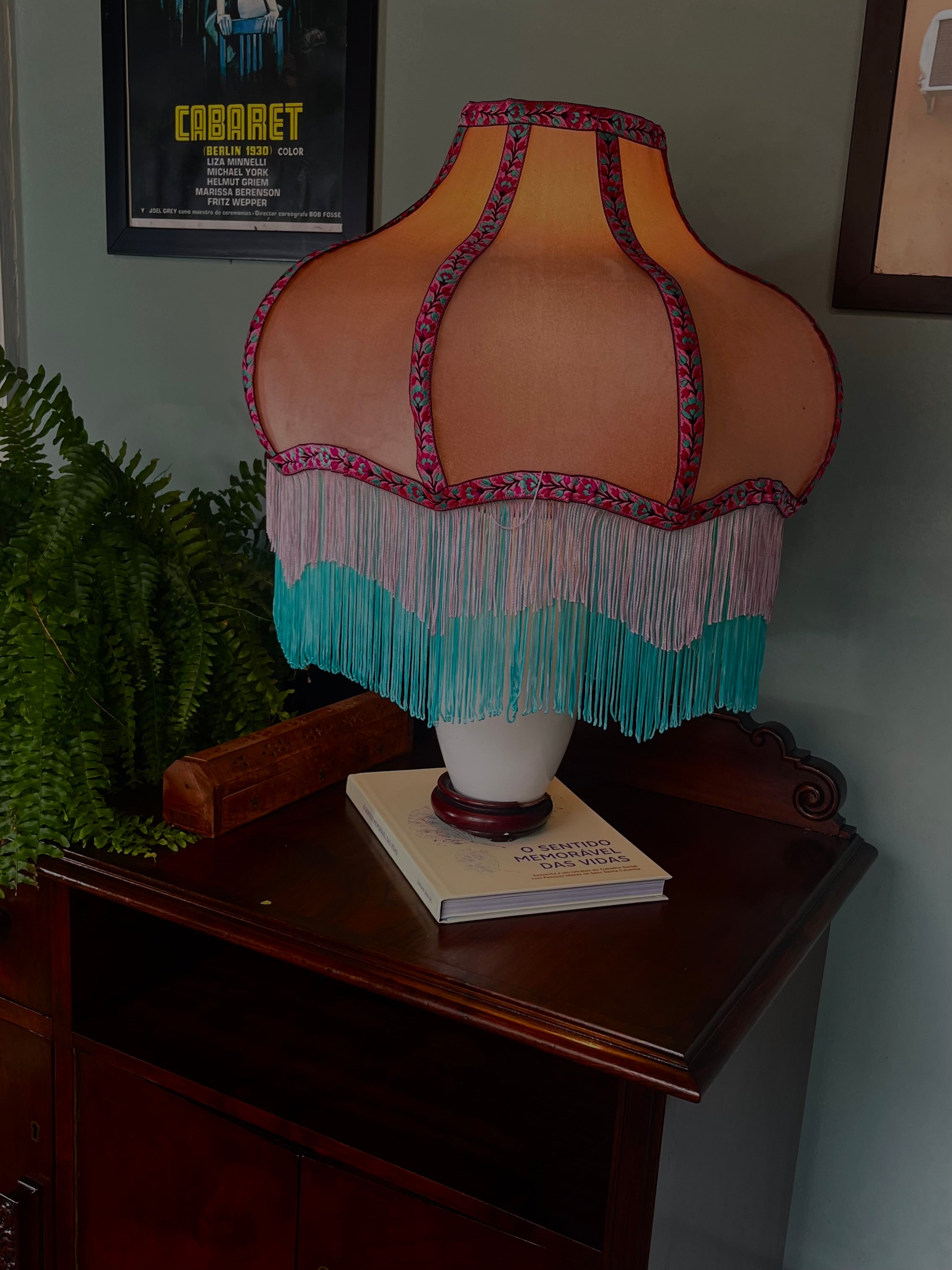Abajur Boho em Porcelana Branca com cúpula com franjas 