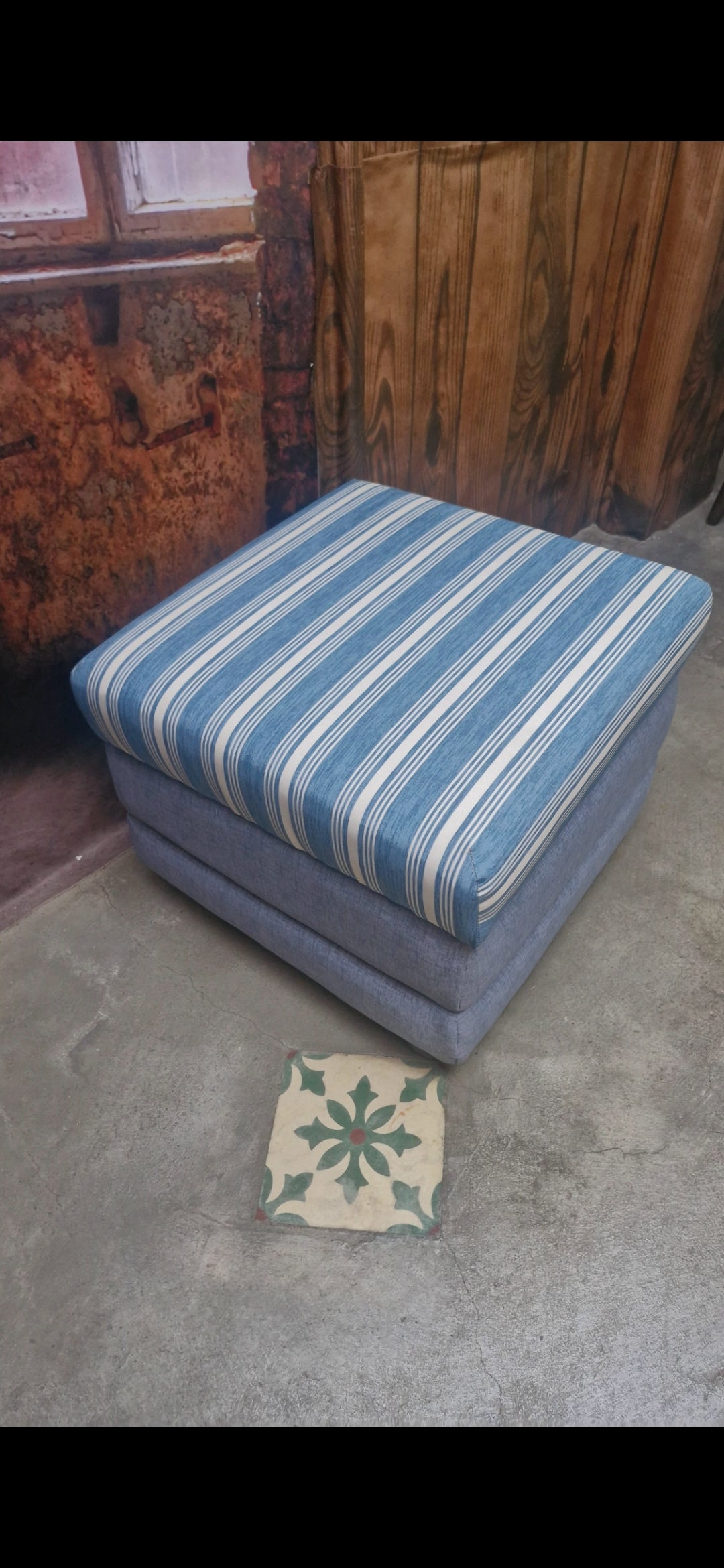 Puff ou Banco de apoio quadrado com tecido listrado azul e branco