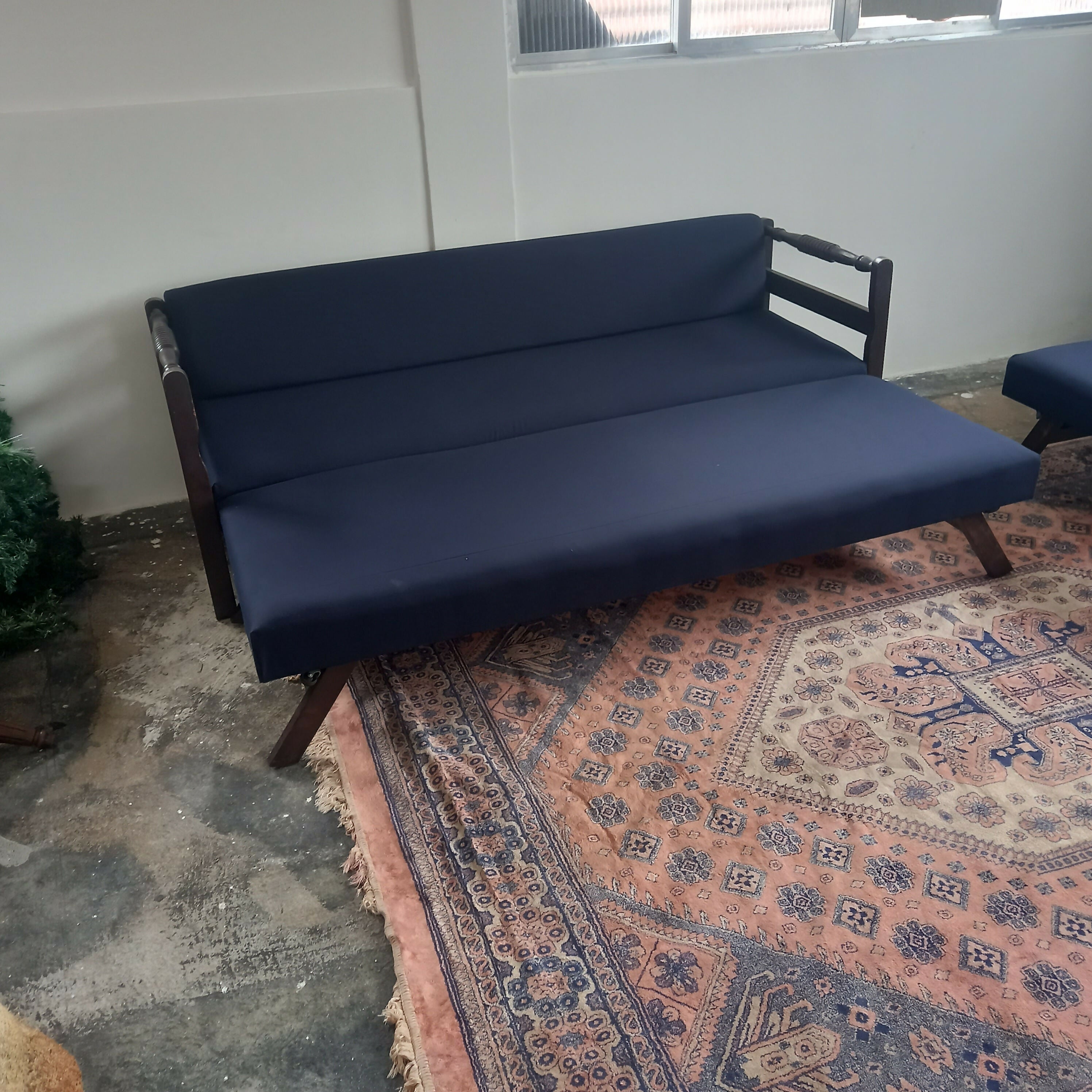 Sofa cama com estrutura em madeira