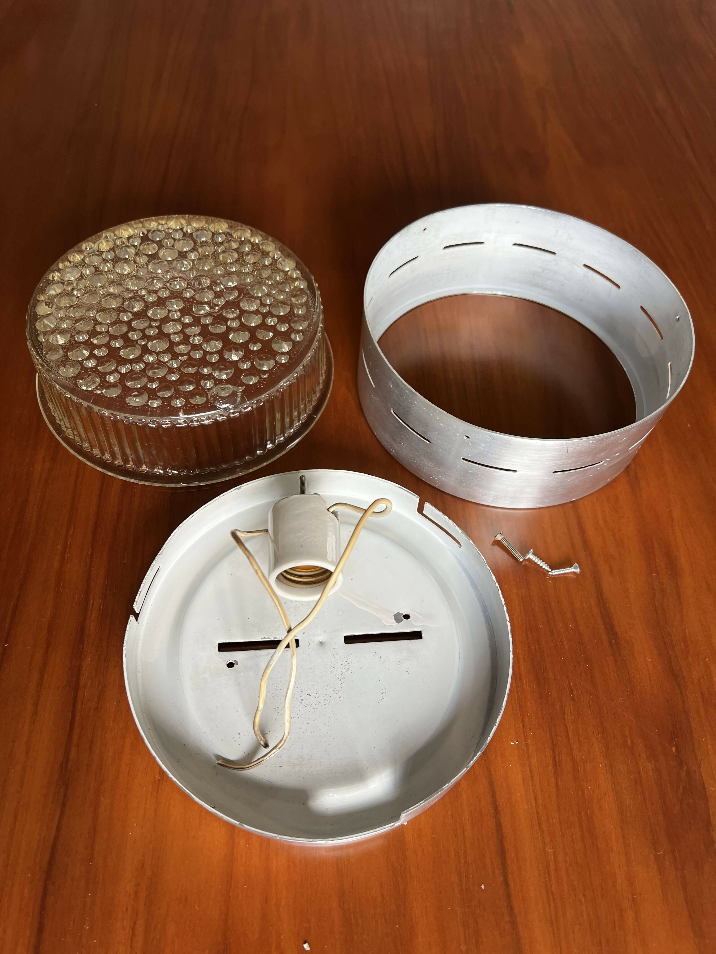Luminária plafon de metal e cúpula em vidro texturizado