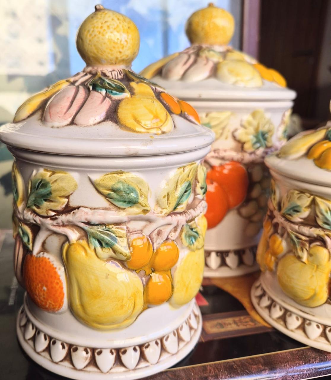 Lindíssimo conjunto de 3 potiches/ biscoiteiras/ porta mantimentos/ peças de decoração em cerâmica vintage estadounidense Lefton.   Linha Della Robbia Mult-Fruit foi produzida pintada à mão  nos anos 60/70 no Japão.