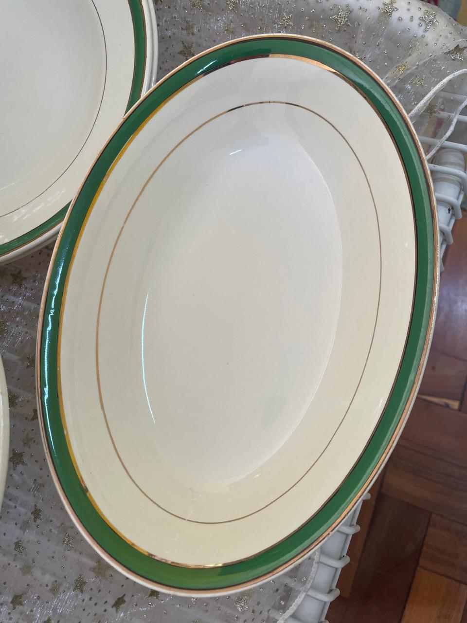 Jogo de porcelana Porto Ferreira com friso verde e dourado 