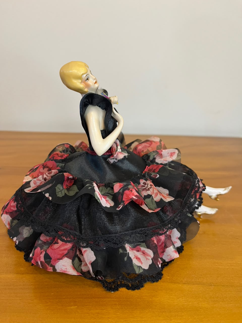 Boneca de porcelana estilo boudoir com vestido em tecido preto com flores – 14 cm
