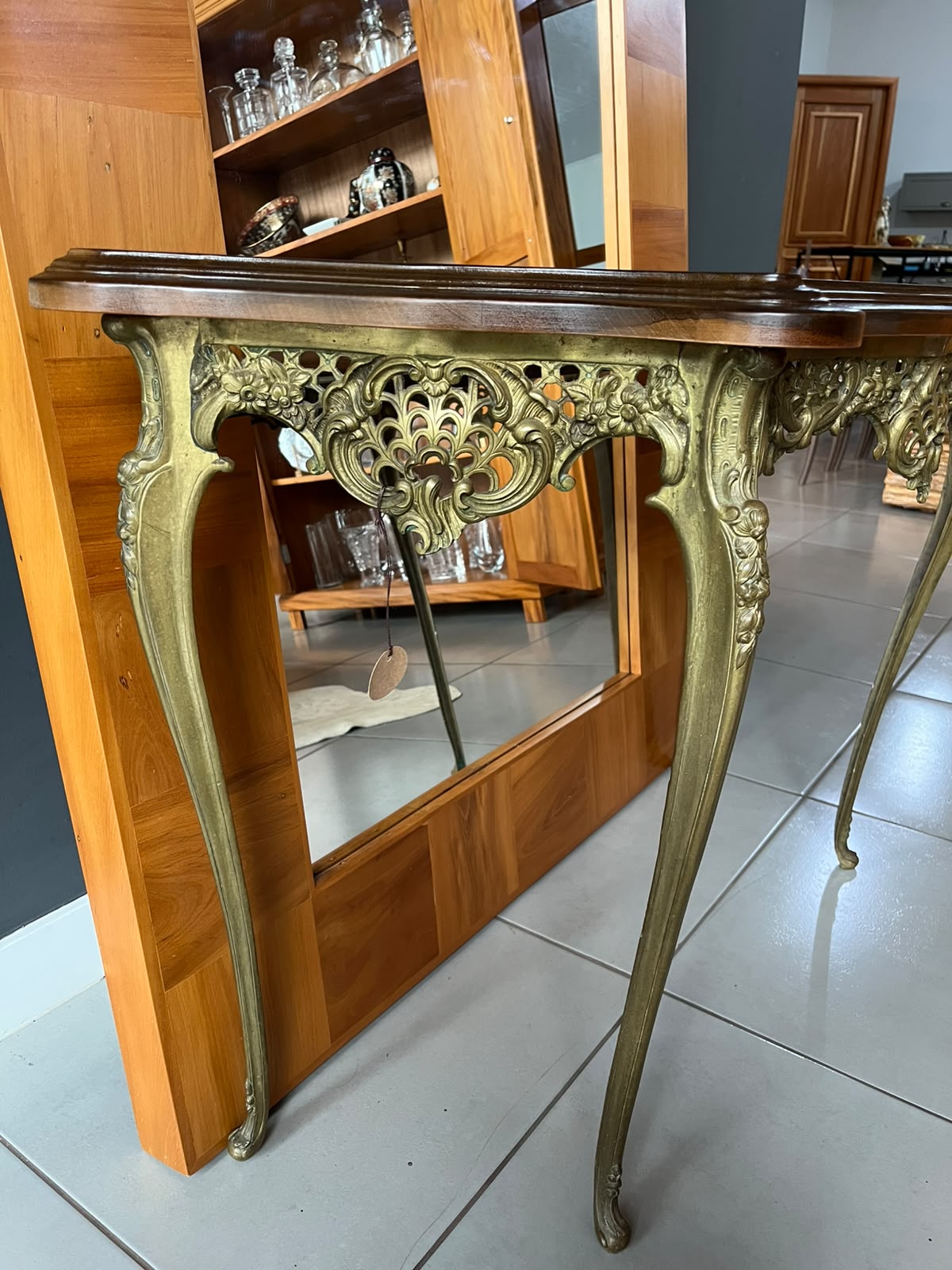 Aparador em Madeira e Metal Ornamentado – 74 cm × 1,12 m