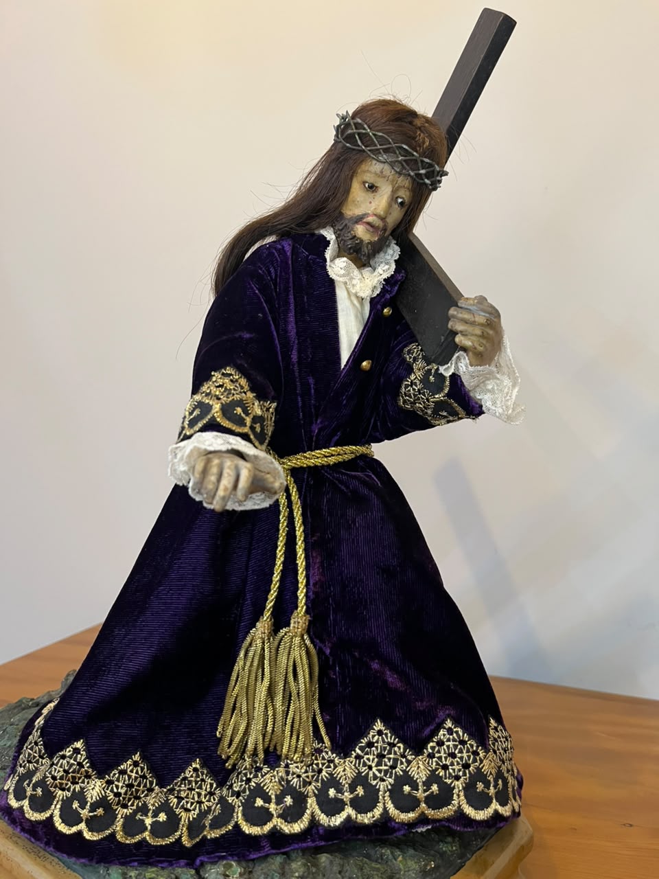 Imagem sacra de Jesus Nazareno em madeira com cabelos humanos – 33 cm