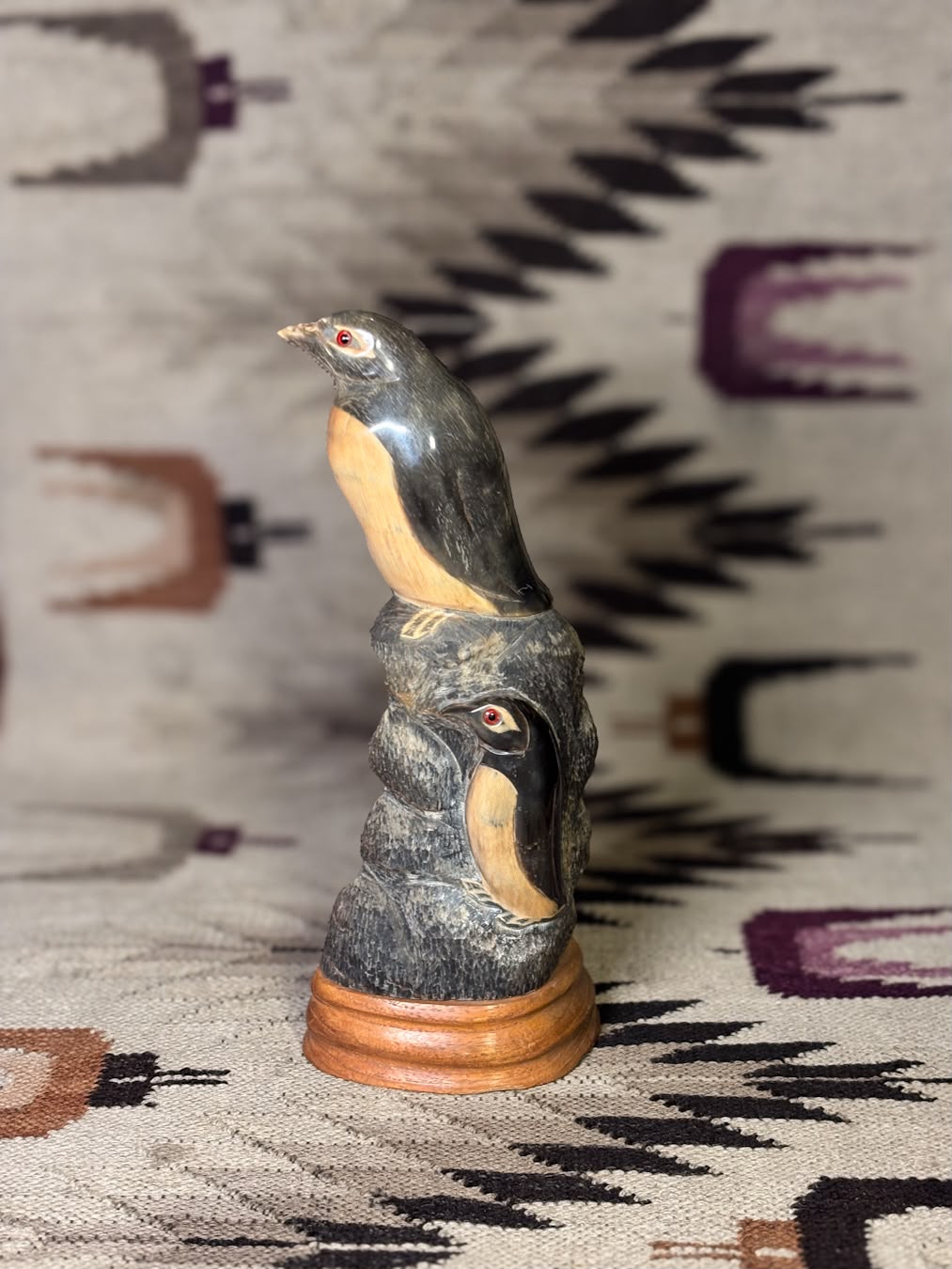 Escultura artesanal de pinguins em chifre bovino e madeira, segunda metade do século XX