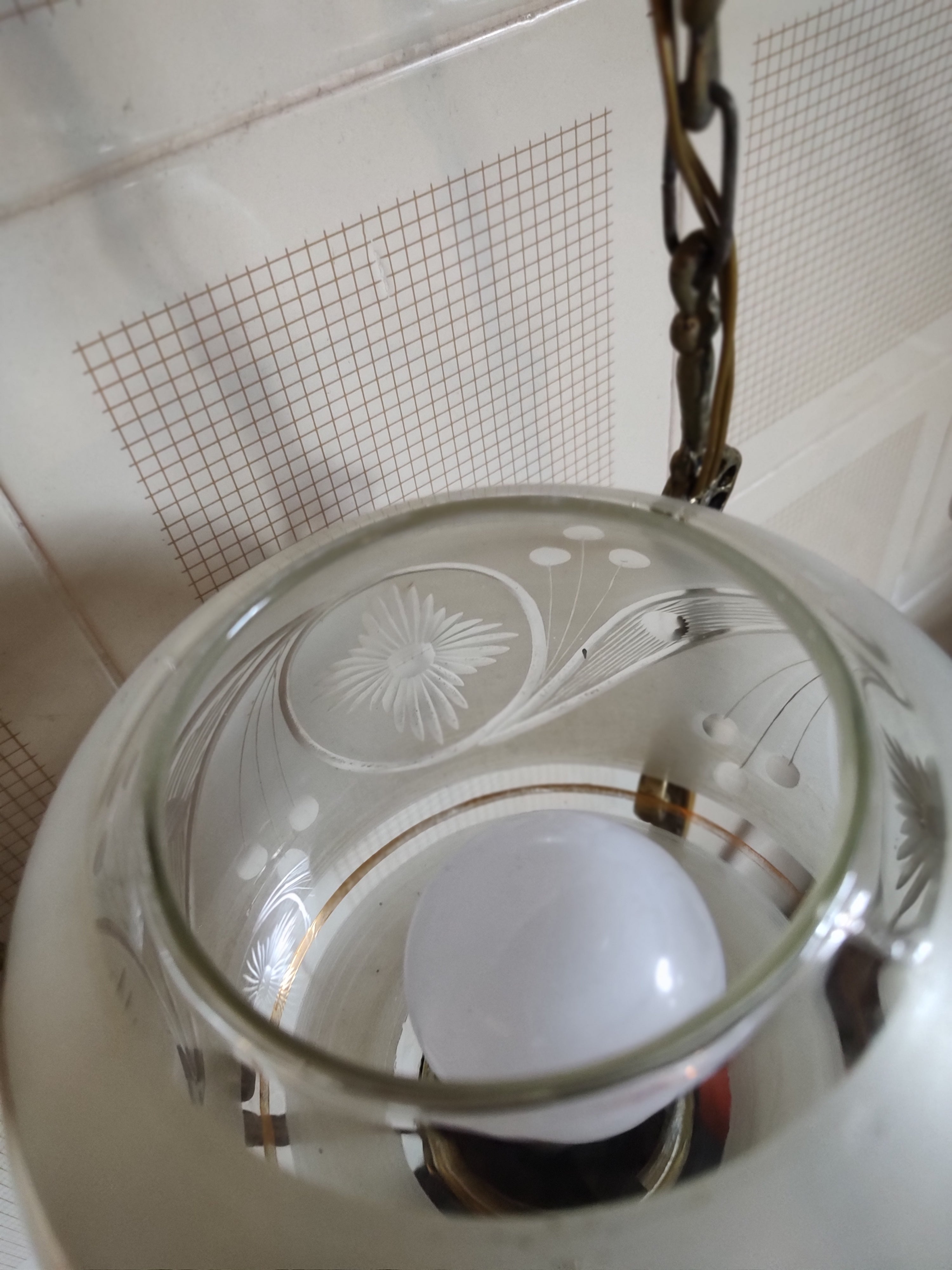 Precioso Lustre / Luminária pendente em metal e vidro lapidado