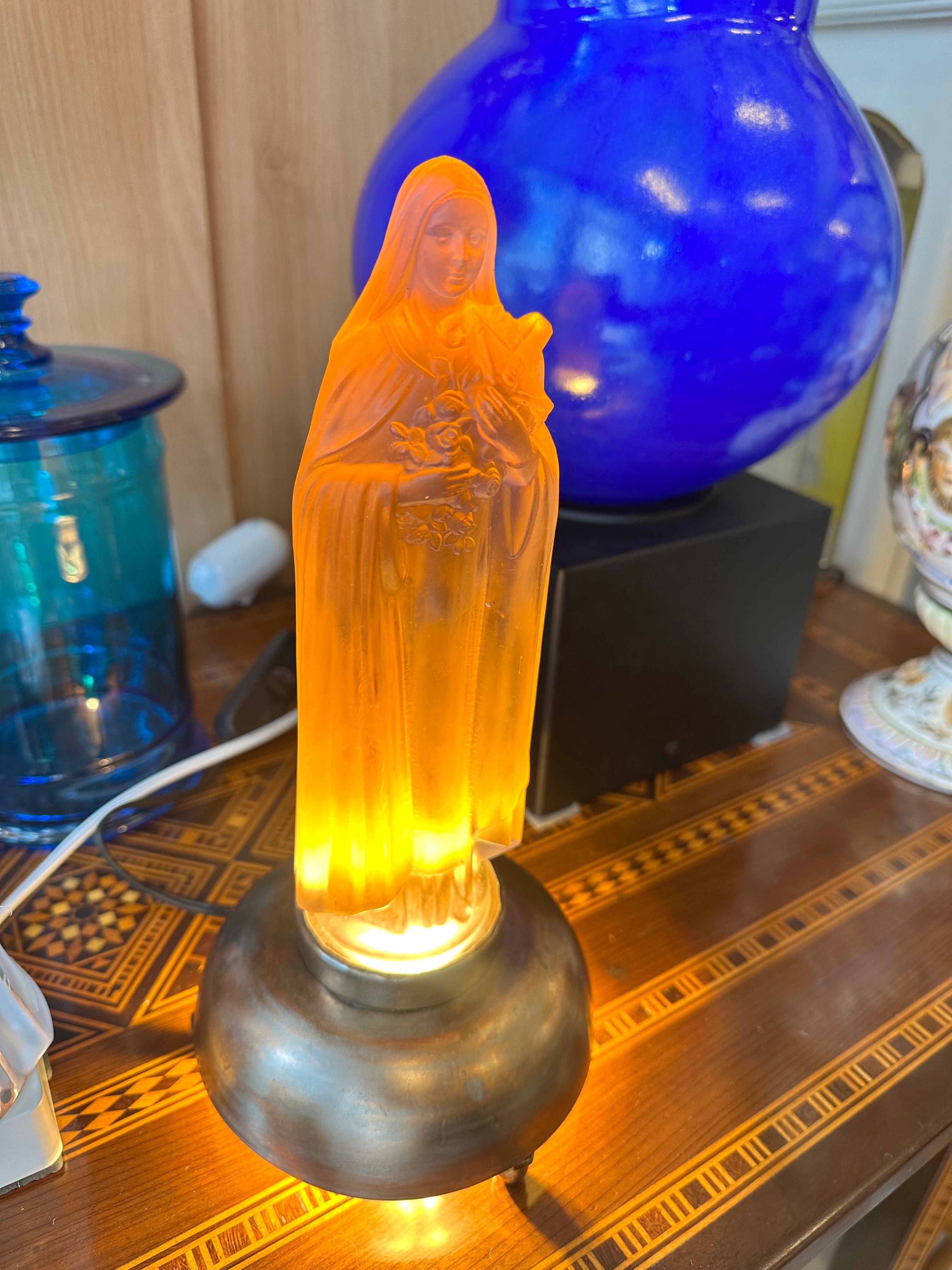 Escultura de Santa Terezinha com base de iluminação 