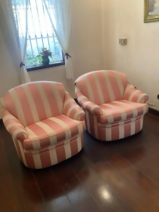 Par de Poltronas Listradas Retrô Elegantes Rosa & Creme| Peças de Destaque na Decoração