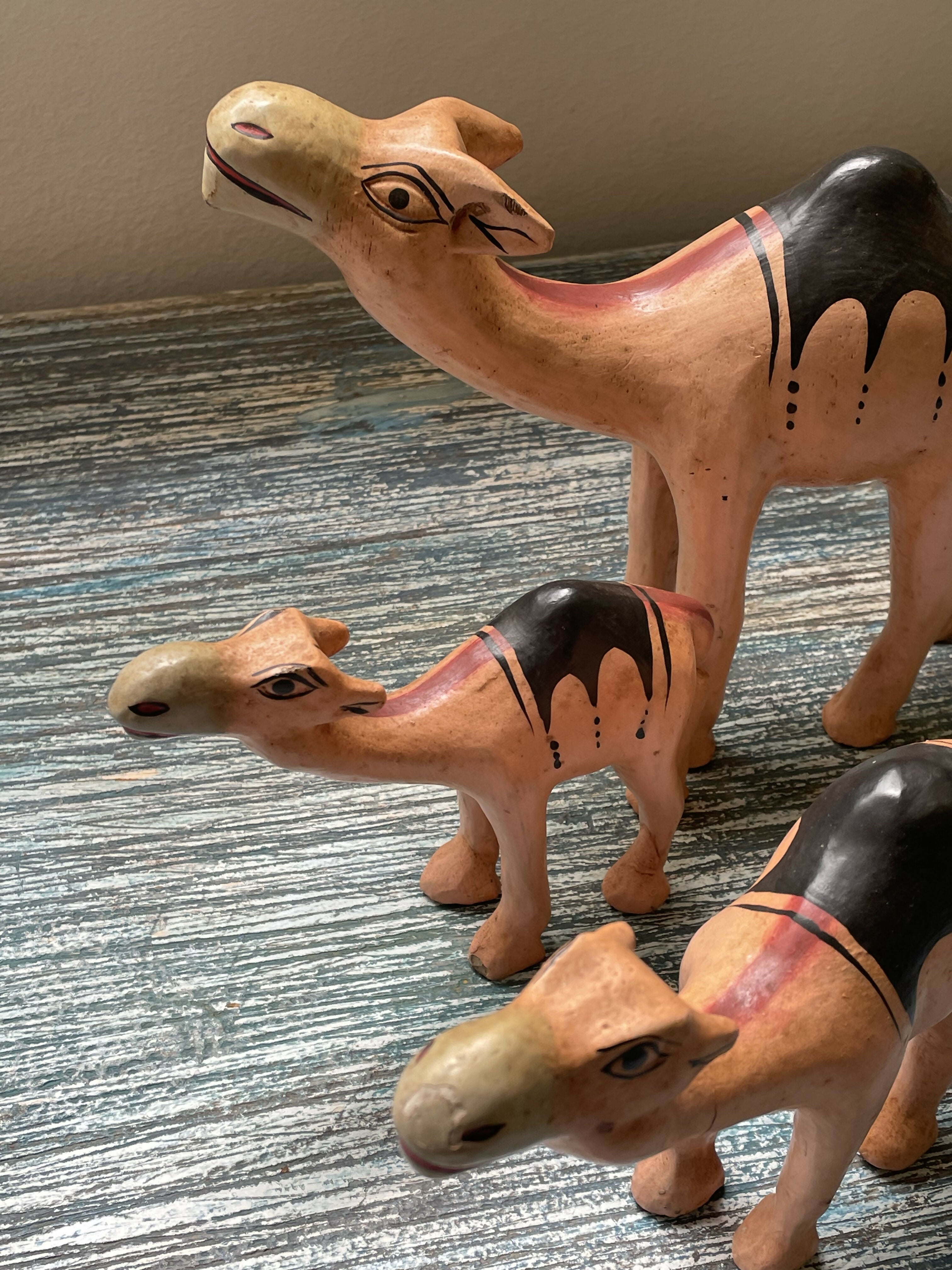 Trio de Estatuetas de camelo em madeira