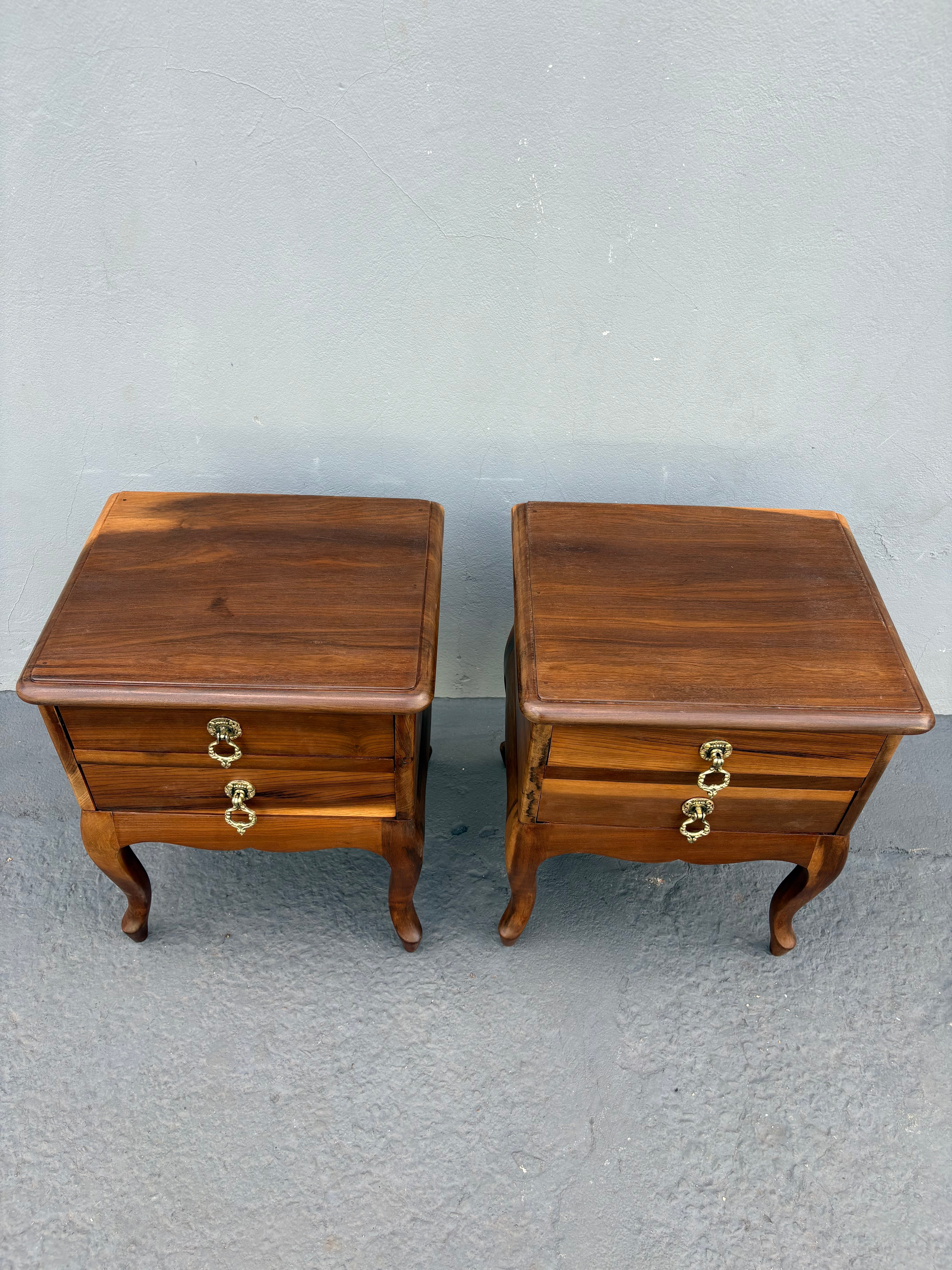 Par de Mesa de Cabeceira Luiz XV - Madeira Imbuia (2 gavetas) 