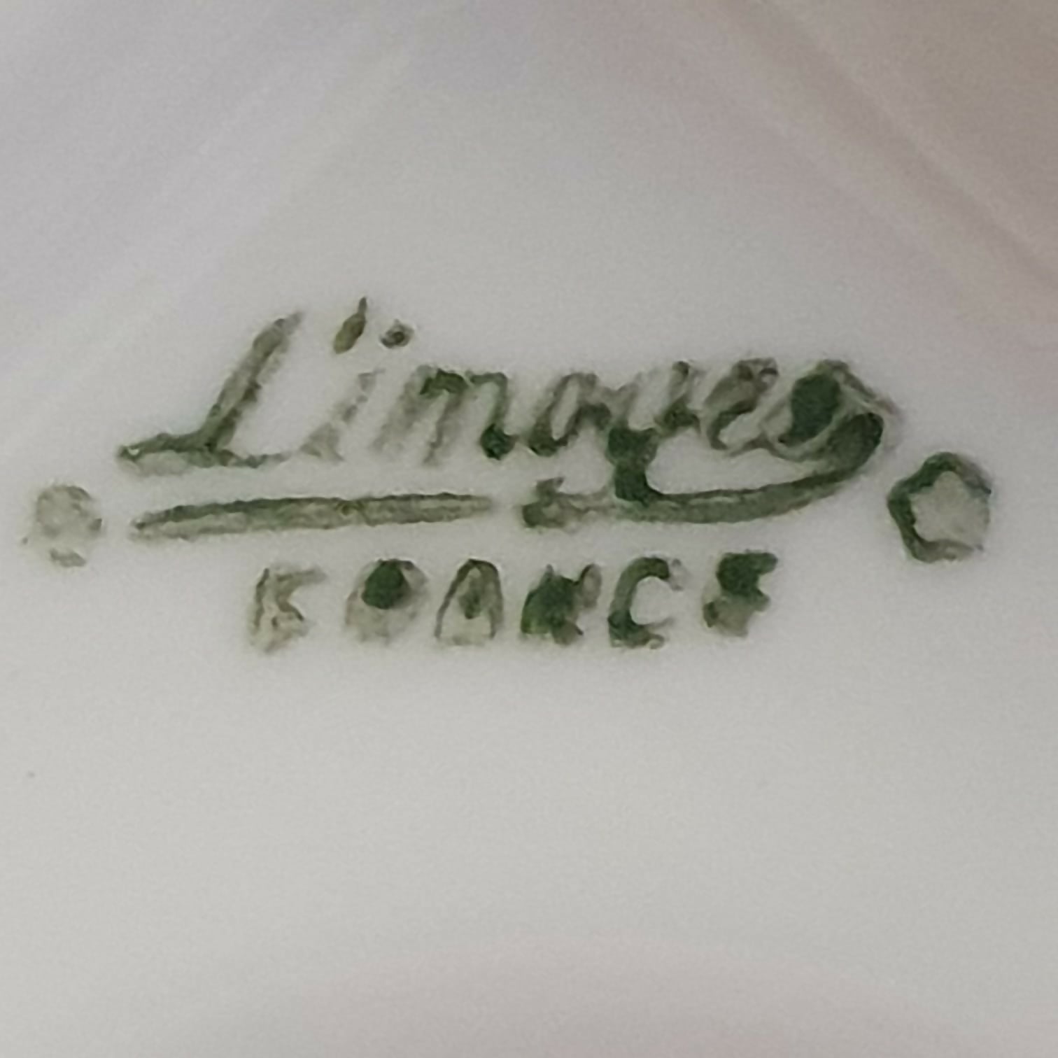 Maravilhosa ânfora em porcelana francesa Limoges antiga, final do século XIX, Belle Epóque, com pintura floral e dourações inteiras feitas à mão. Impecável!
