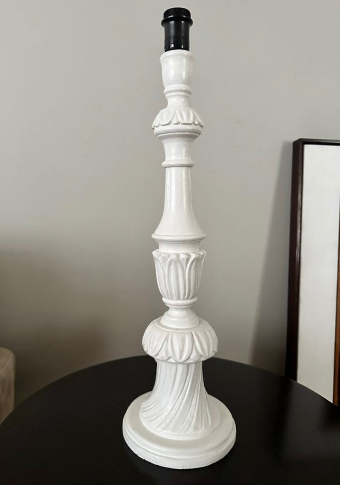 Luminária de mesa vintage com base ornamentada pintada de branco 