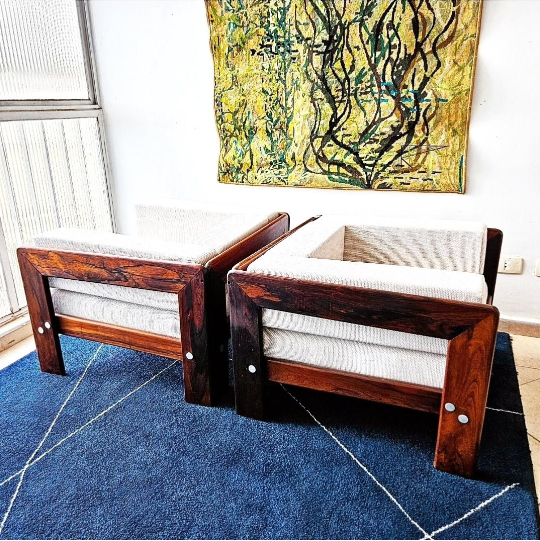 POLTRONAS QUADRADAS ANOS 60 EM JACARANDÁ MACIÇO E TECIDO BOUCLÉ