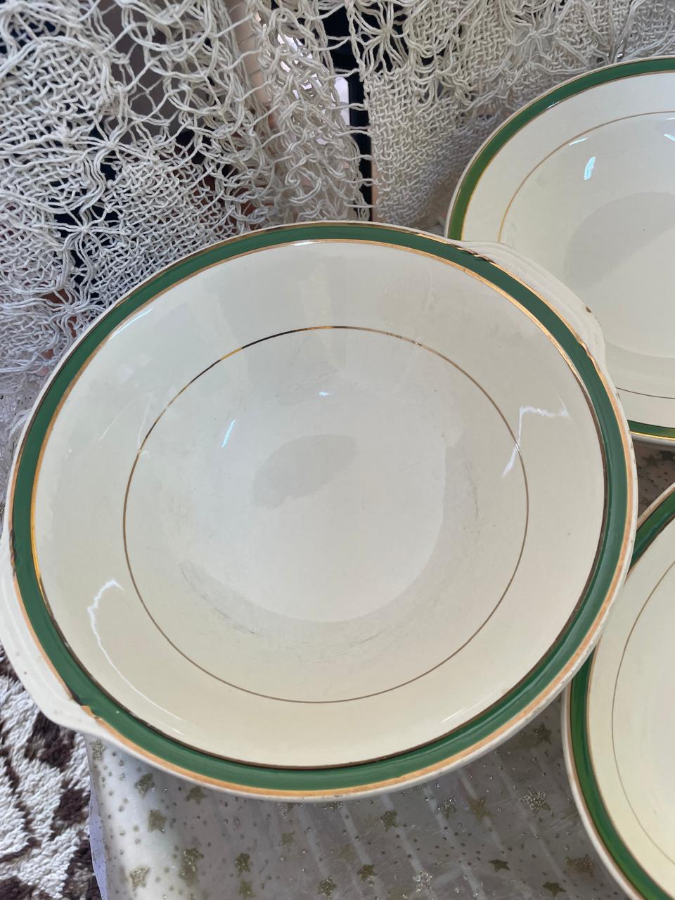 Jogo de porcelana Porto Ferreira com friso verde e dourado 