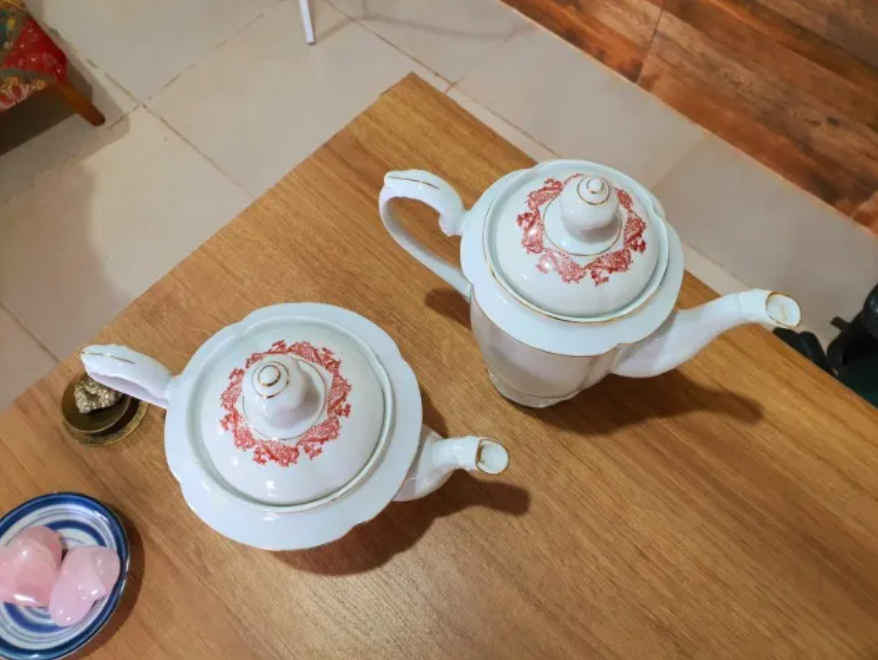 Conjunto de Bules de Porcelanas com detalhe dourados e desenhos em vermelho 