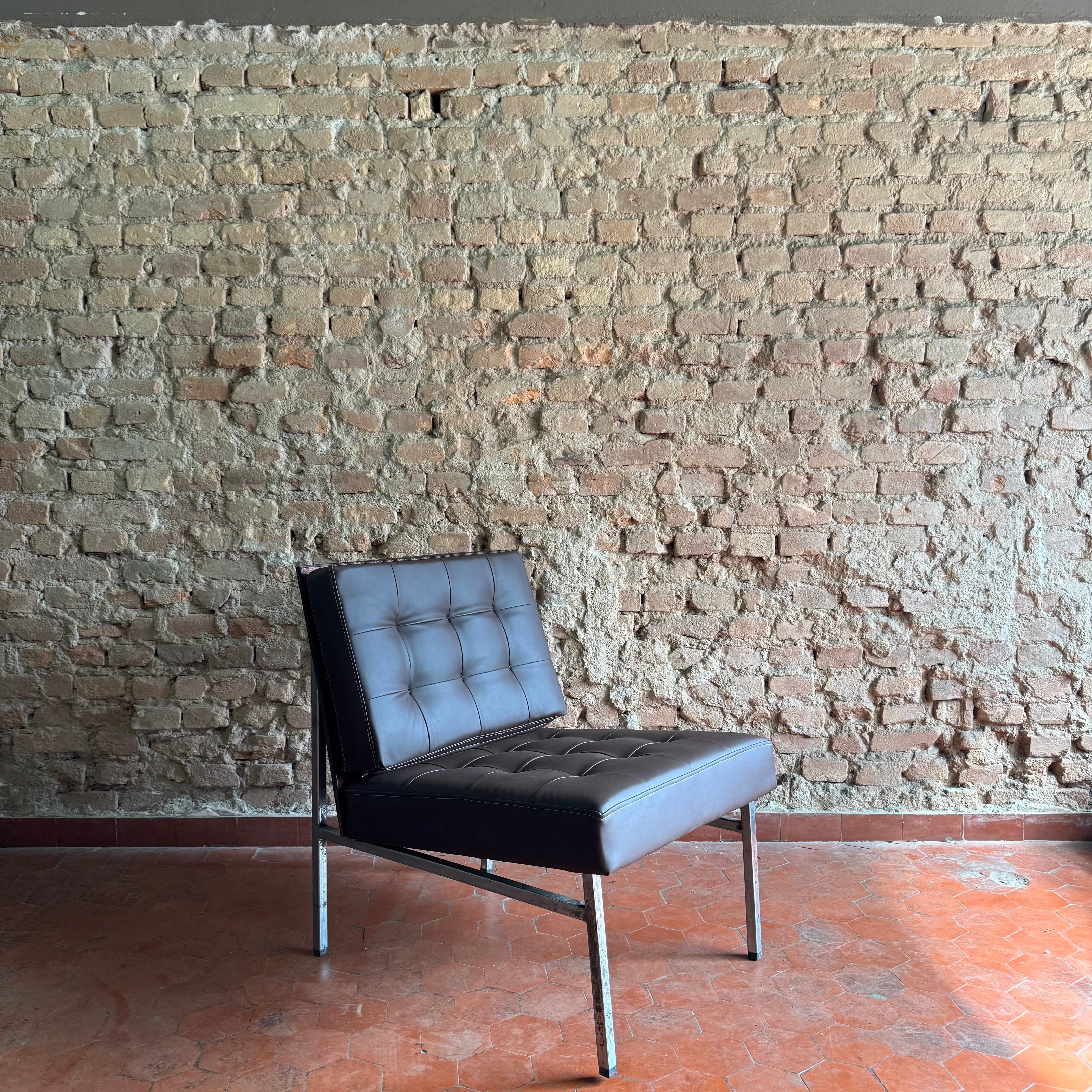 Poltrona em metal cromado com estofado em courvin marrom café e costas em Jacarandá - anos 60