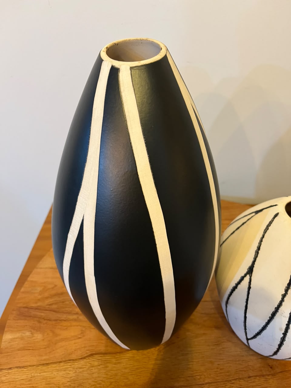 Par de Vasos Decorativos em Cerâmica Preto e Branco – Design Contemporâneo – 31 cm e 17 cm