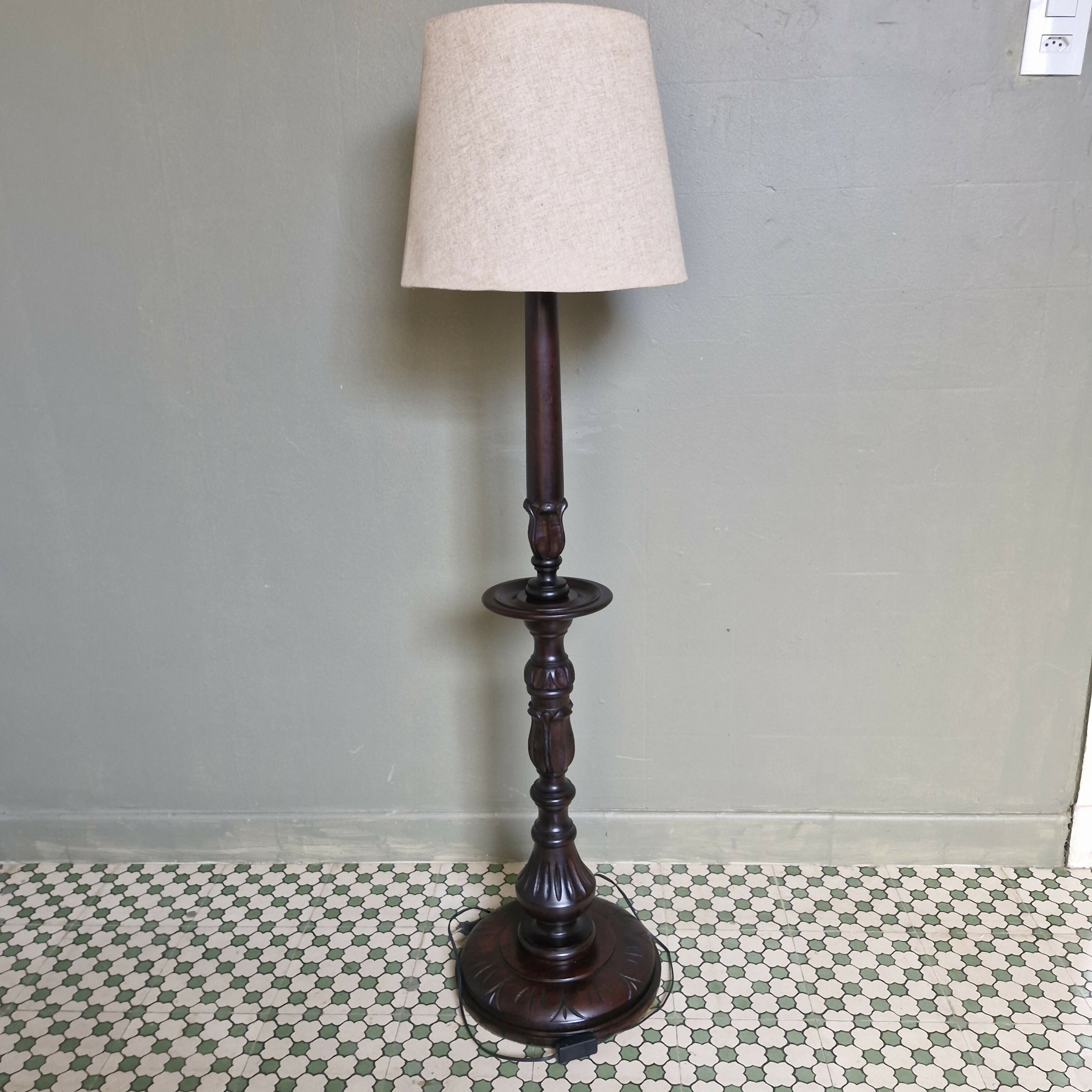 Abajur de Piso em Imbuia