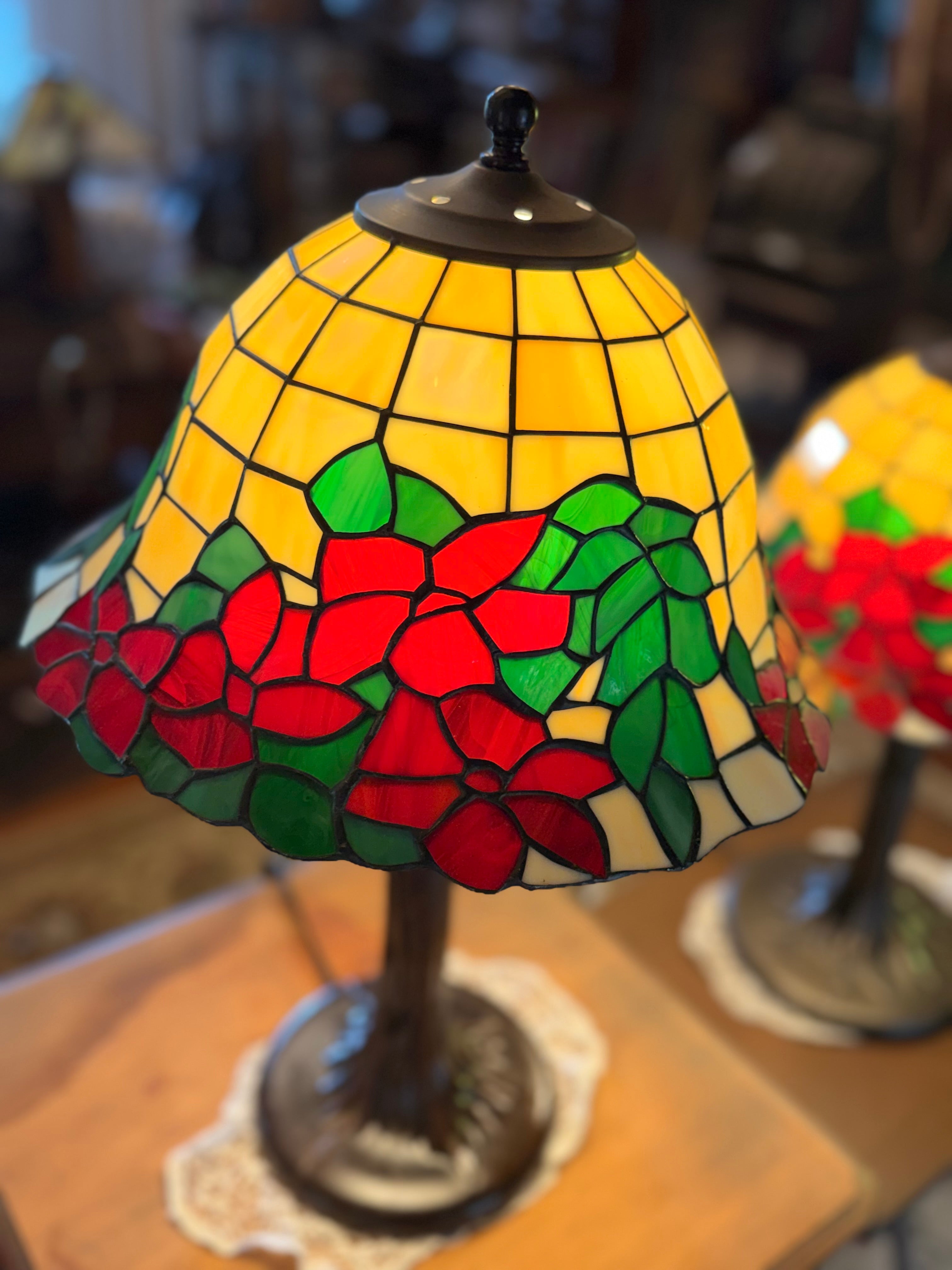 Abajur Luminária grande Tiffany com flores vermelhas