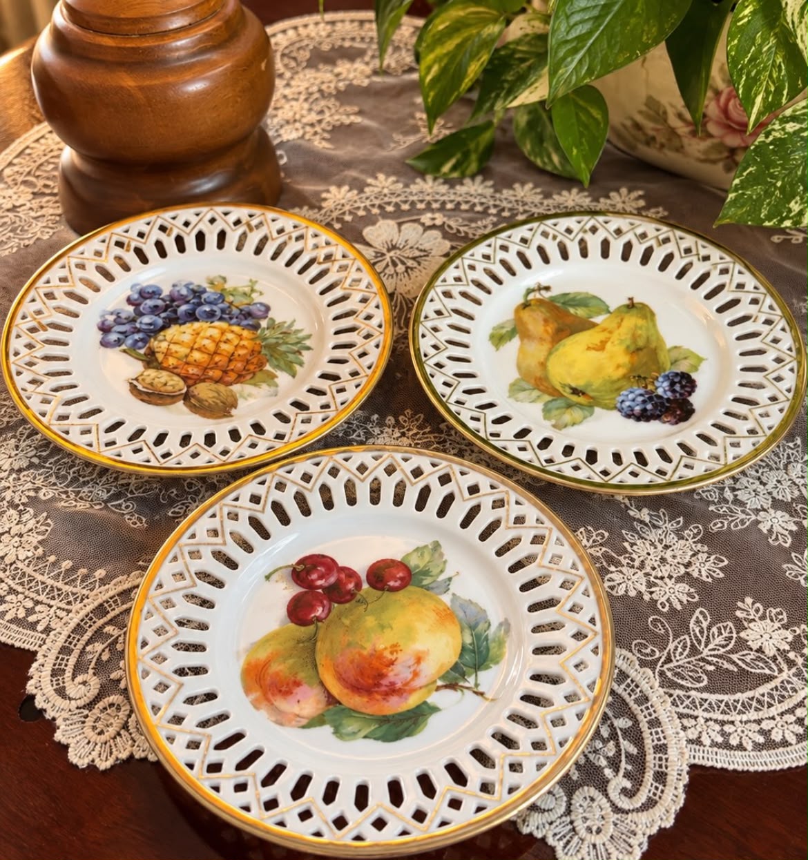 Pratinhos de parede com desenhos de frutas: Victoria Austria • Boêmia | ano de 1904–1918