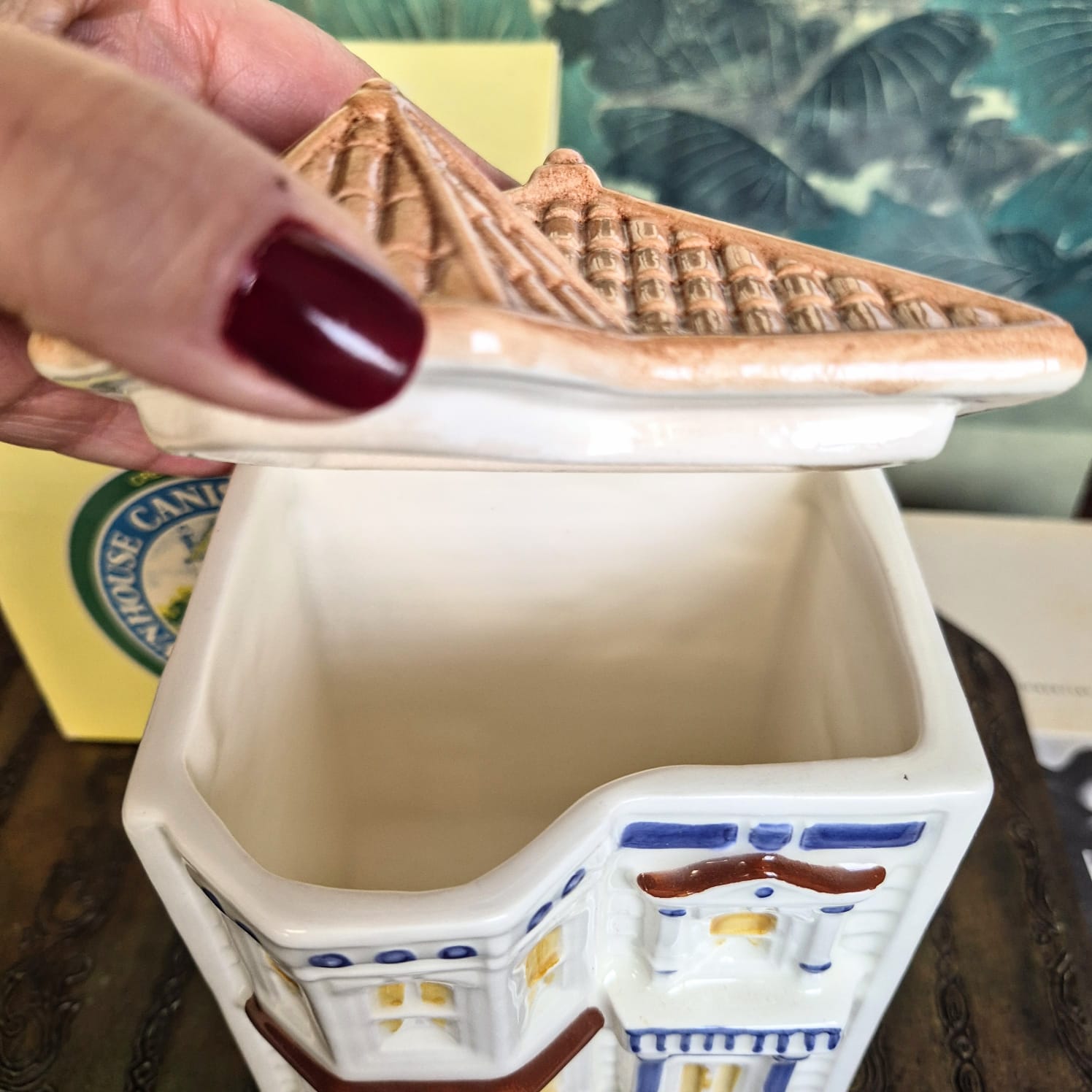  Biscoiteira em cerâmica vintage Weiss feita para a Avon Collection em forma de casinha. Está impecável,  na caixa.
