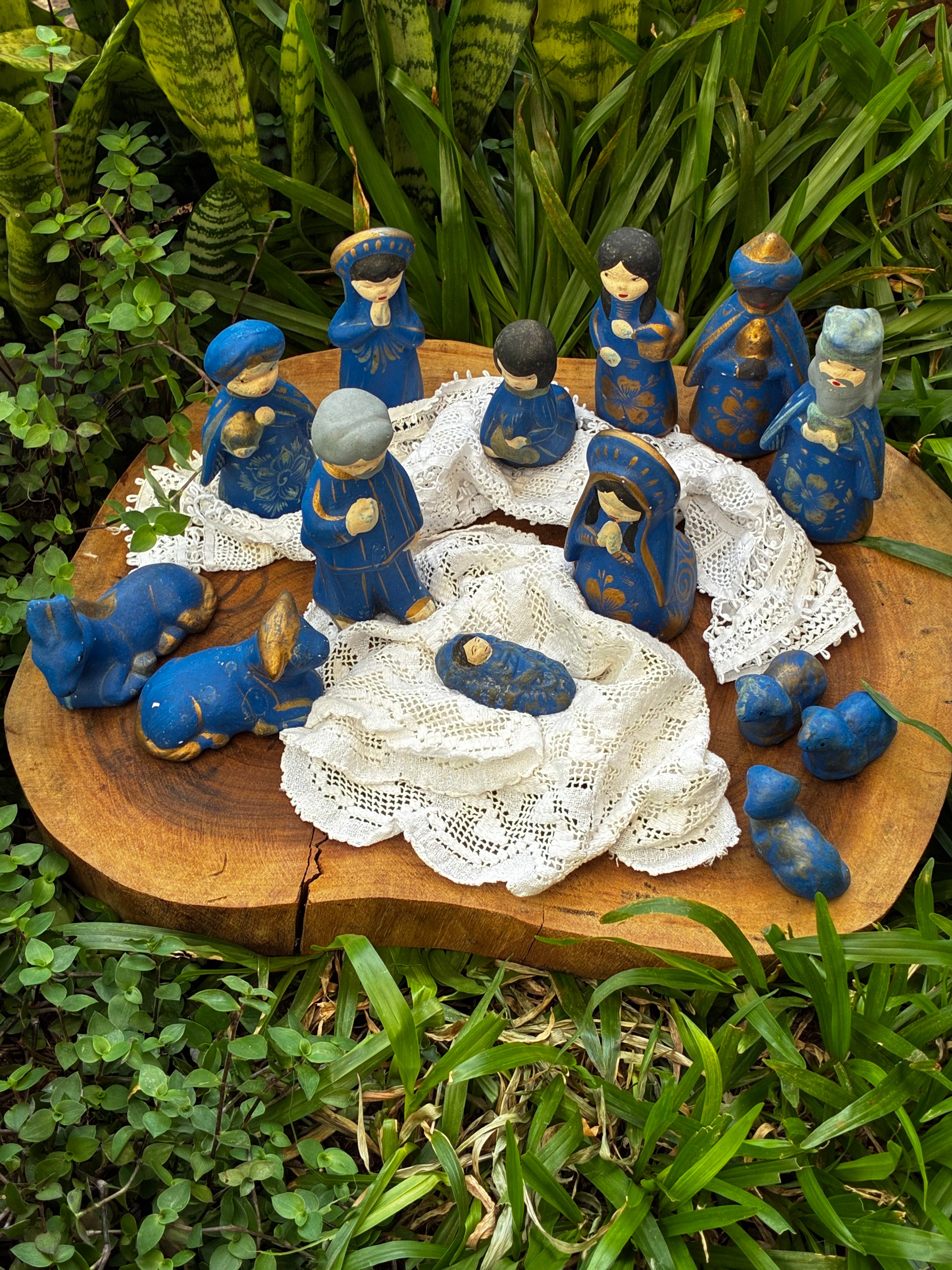 Presépio Mexicano de Barro com pintura azul cobalto e dourada