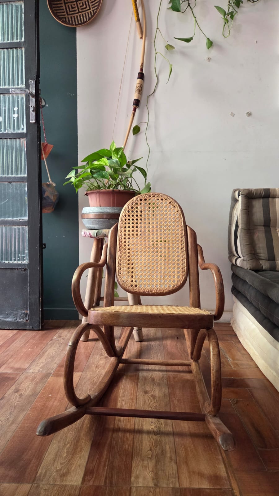Antiga Cadeira De Balanço Infantil Estilo Thonet - restaurada 