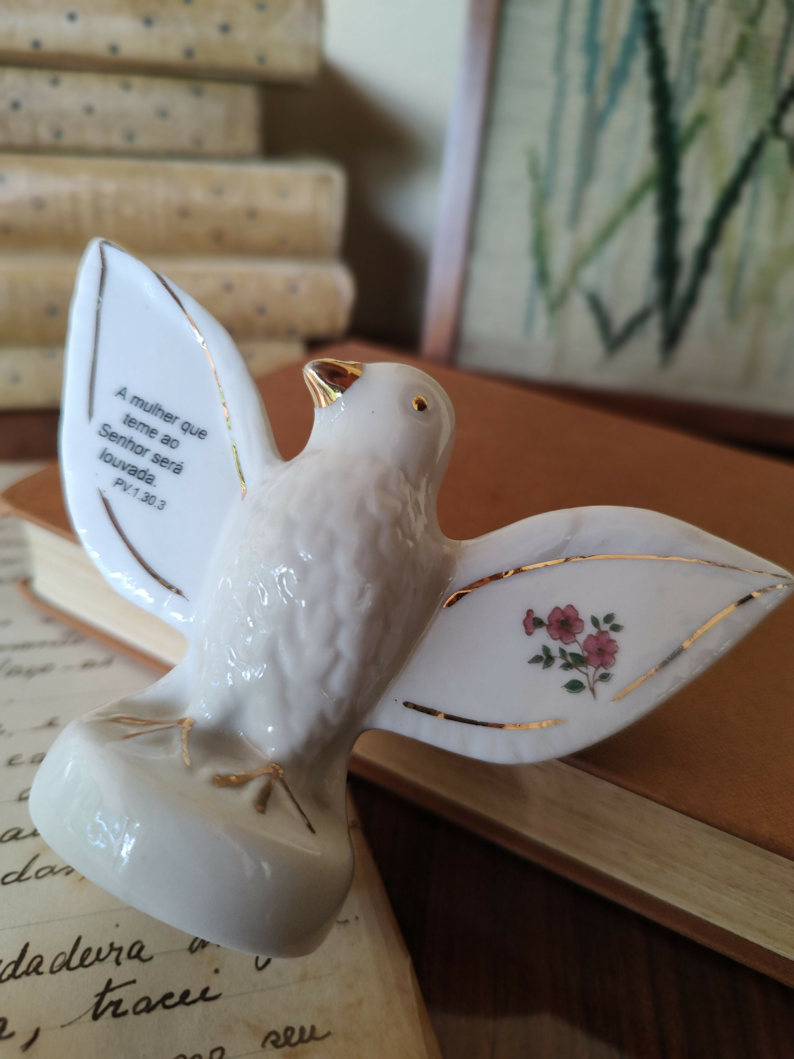 Antigo Divino em porcelana com detalhes dourados