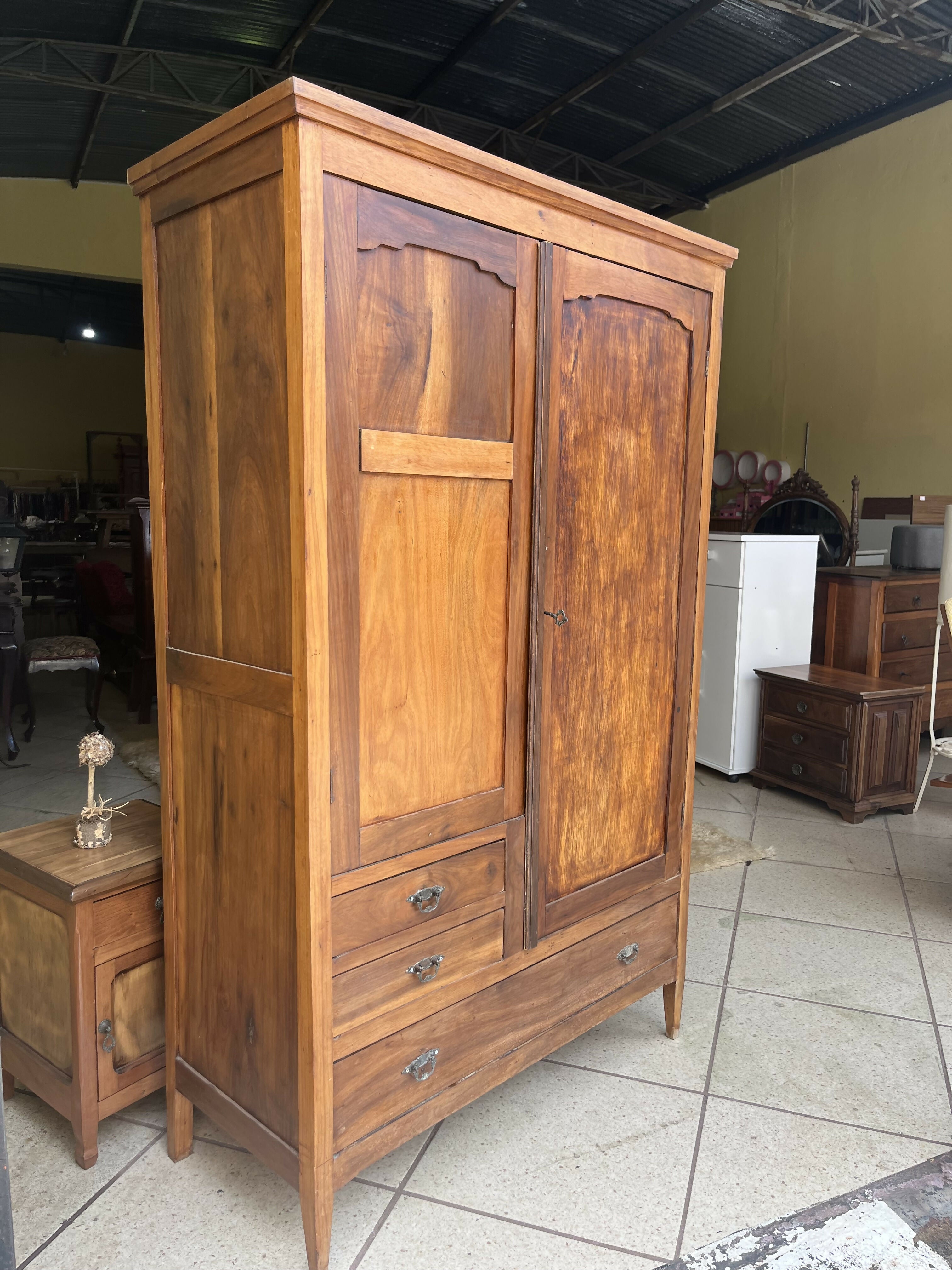 GUARDA ROUPA DE SOLTEIRO ANTIGO