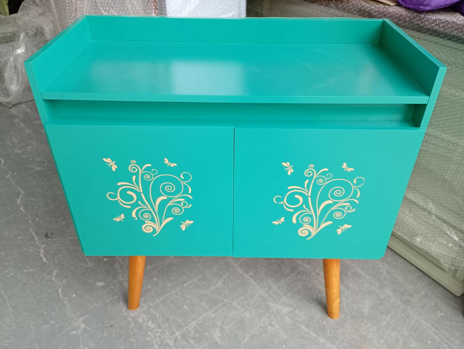 APARADOR 2 PORTAS COM ESTENCIL NAS PORTAS