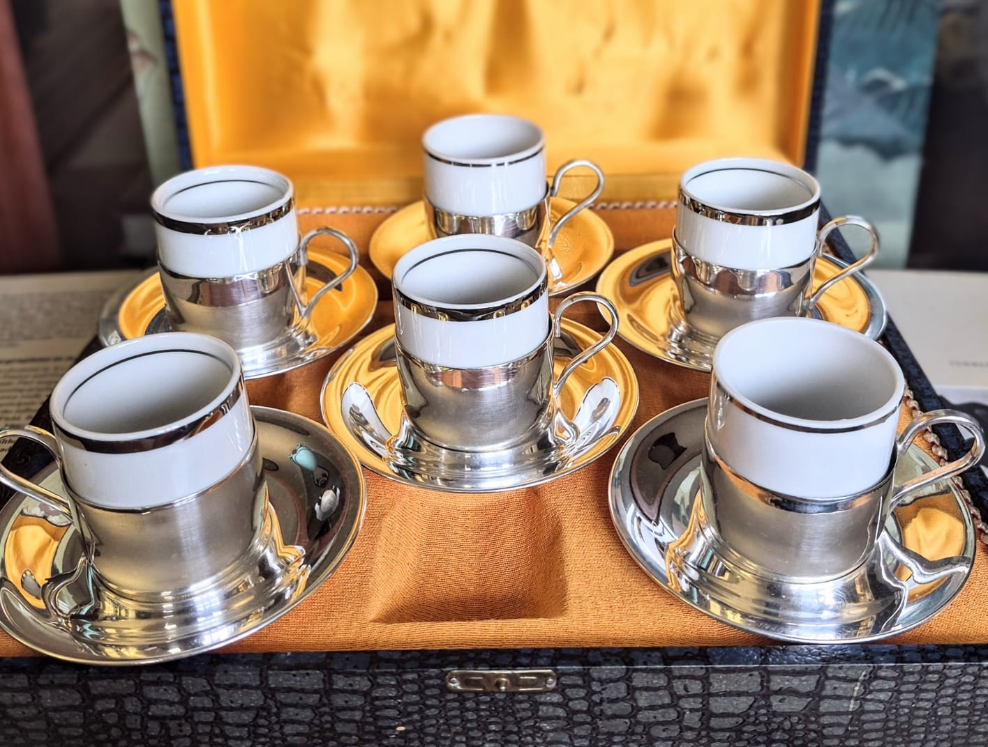 Conjunto de 6 xícaras para café em porcelana Steatita con friso prateado e suportes e pires em metal espessurado à prata 90, Cristofoli. Anos 60, no melhor estilo Art Decó.