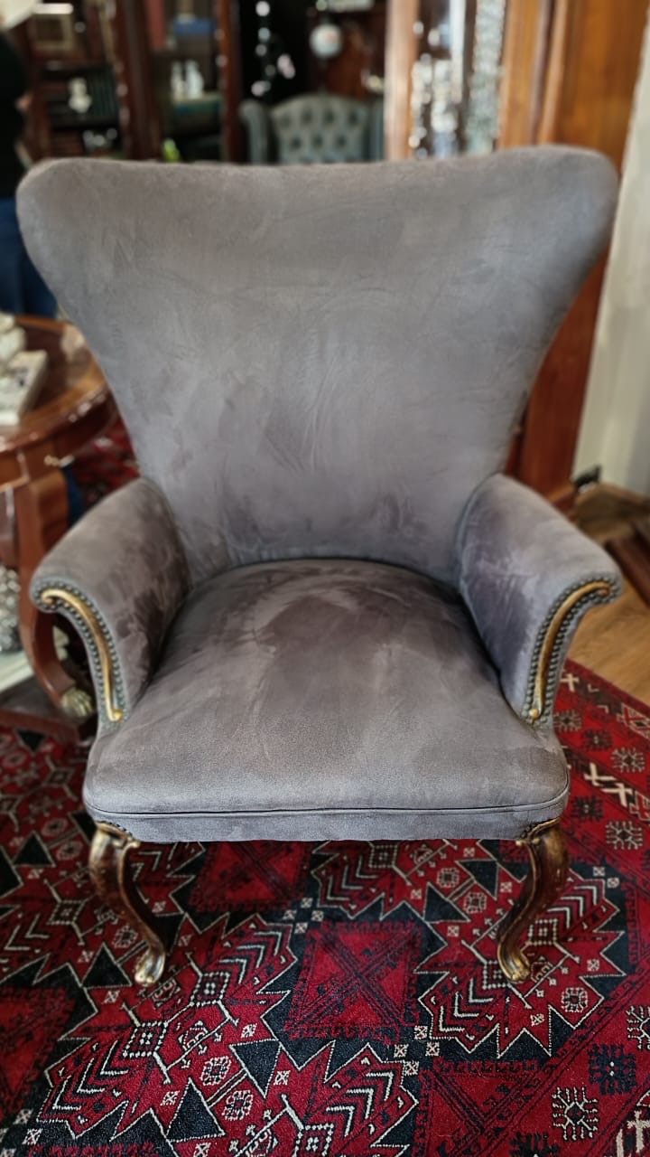 Poltrona Clássica em Suede Cinza