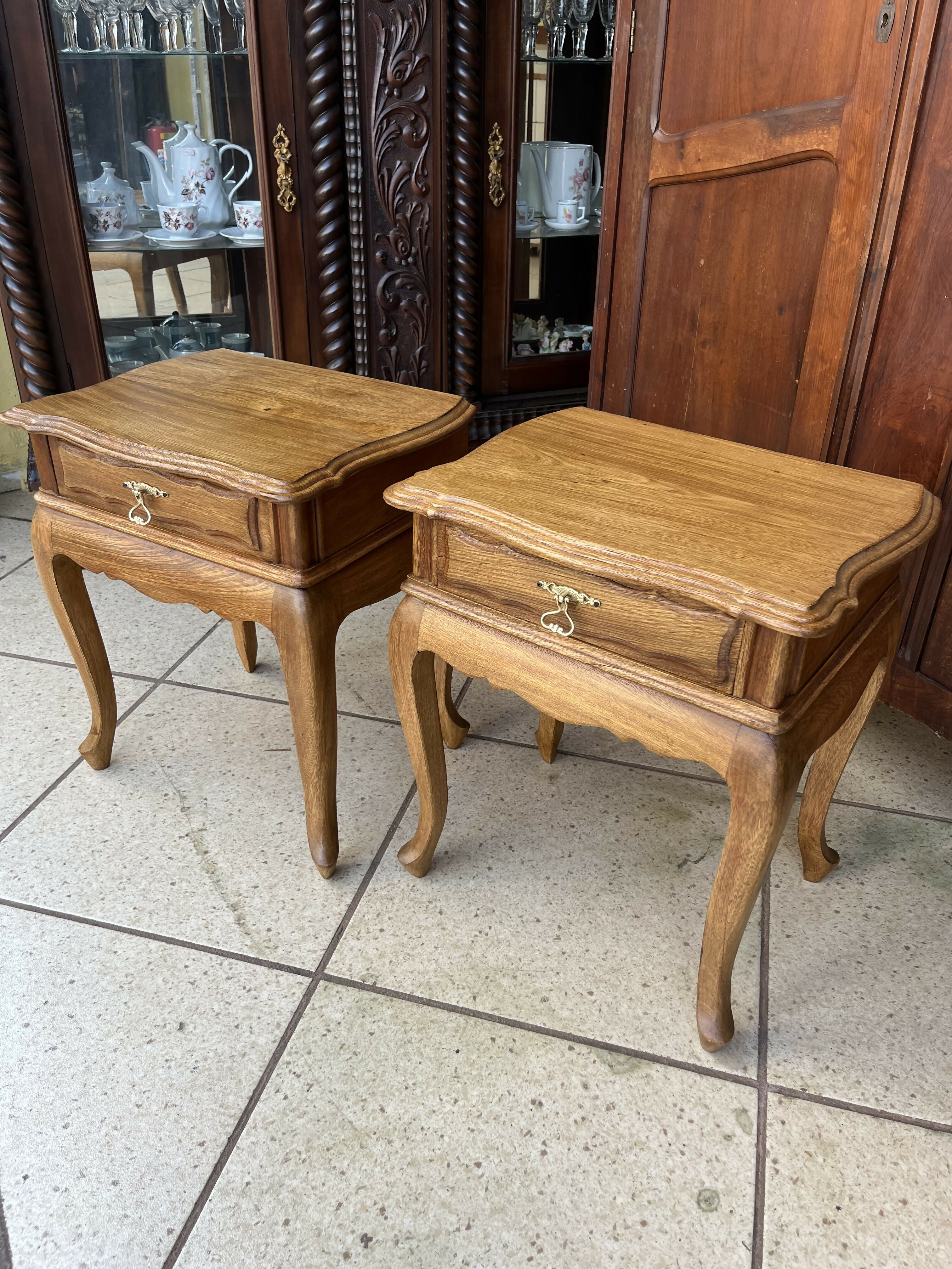 (OFERTA) PAR DE MESINHA DE CABECEIRA CHIPANDELLE (RESTAURADA)