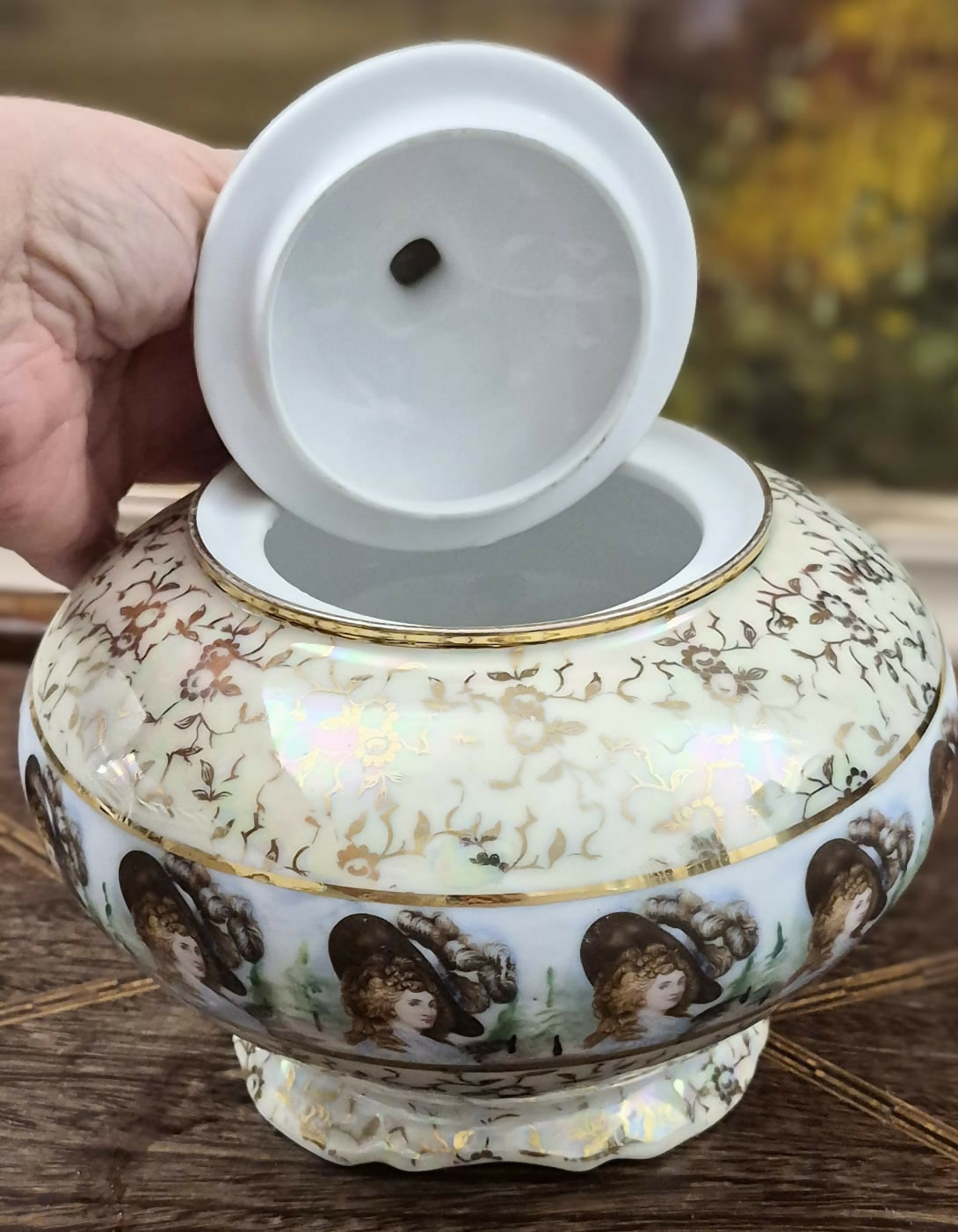 Bomboniére incrível, em excelente estado de conservação, anos 40, em porcelana nacional Real.