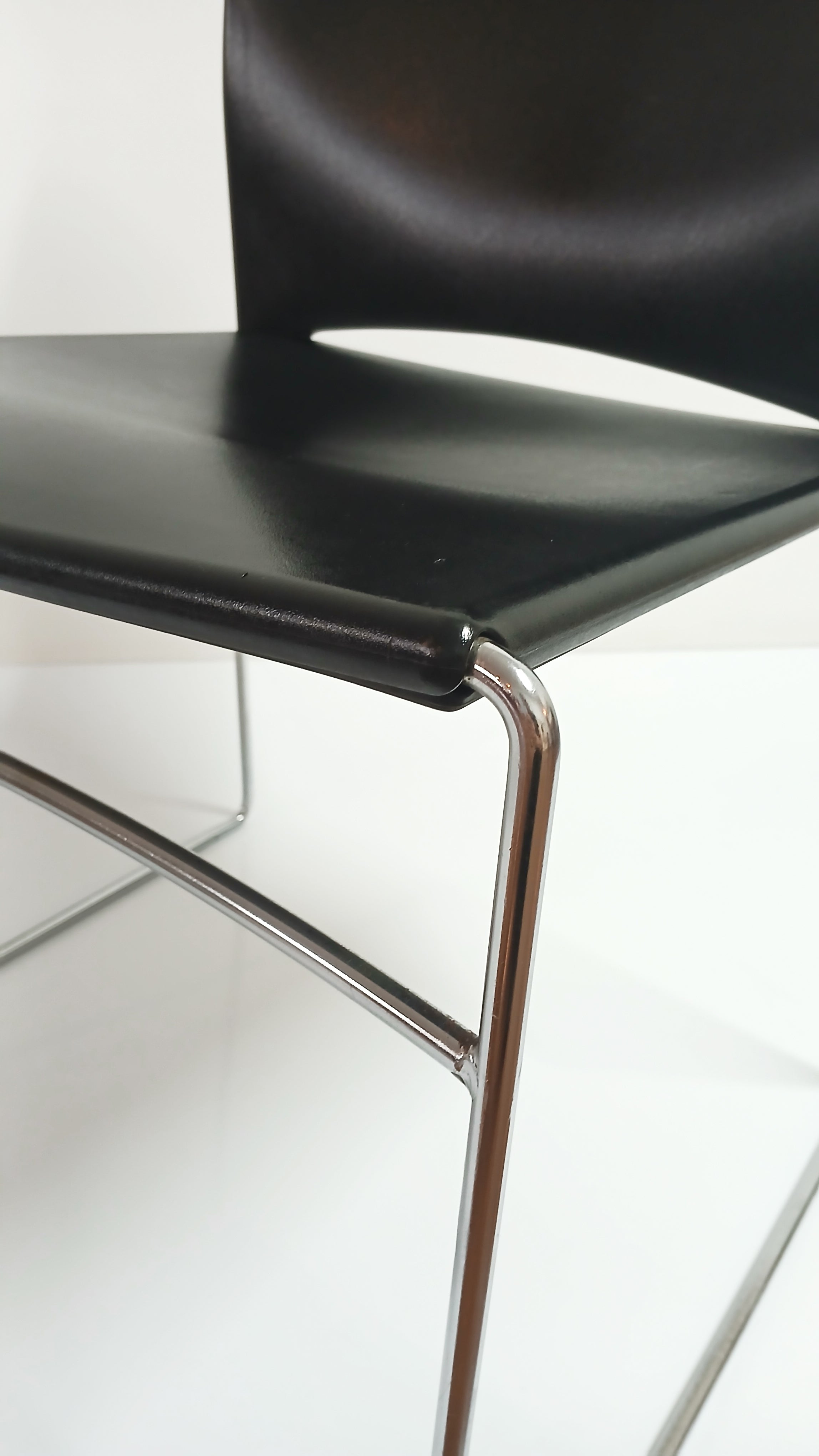 Par de cadeiras Pronta Stacking Chair preta da Herman Miller - Atribuída
