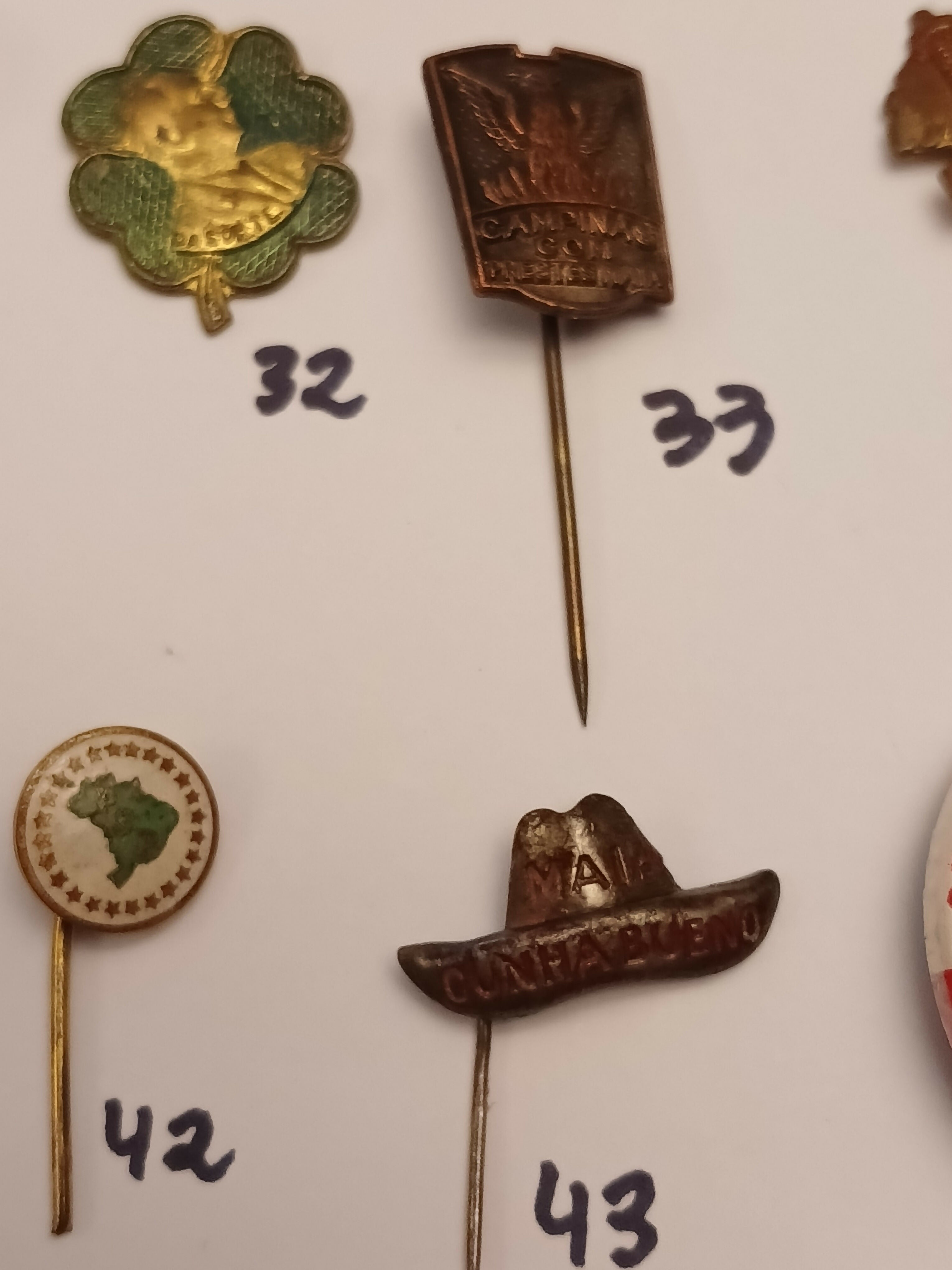 Coleção de 48 pins e broches antigos