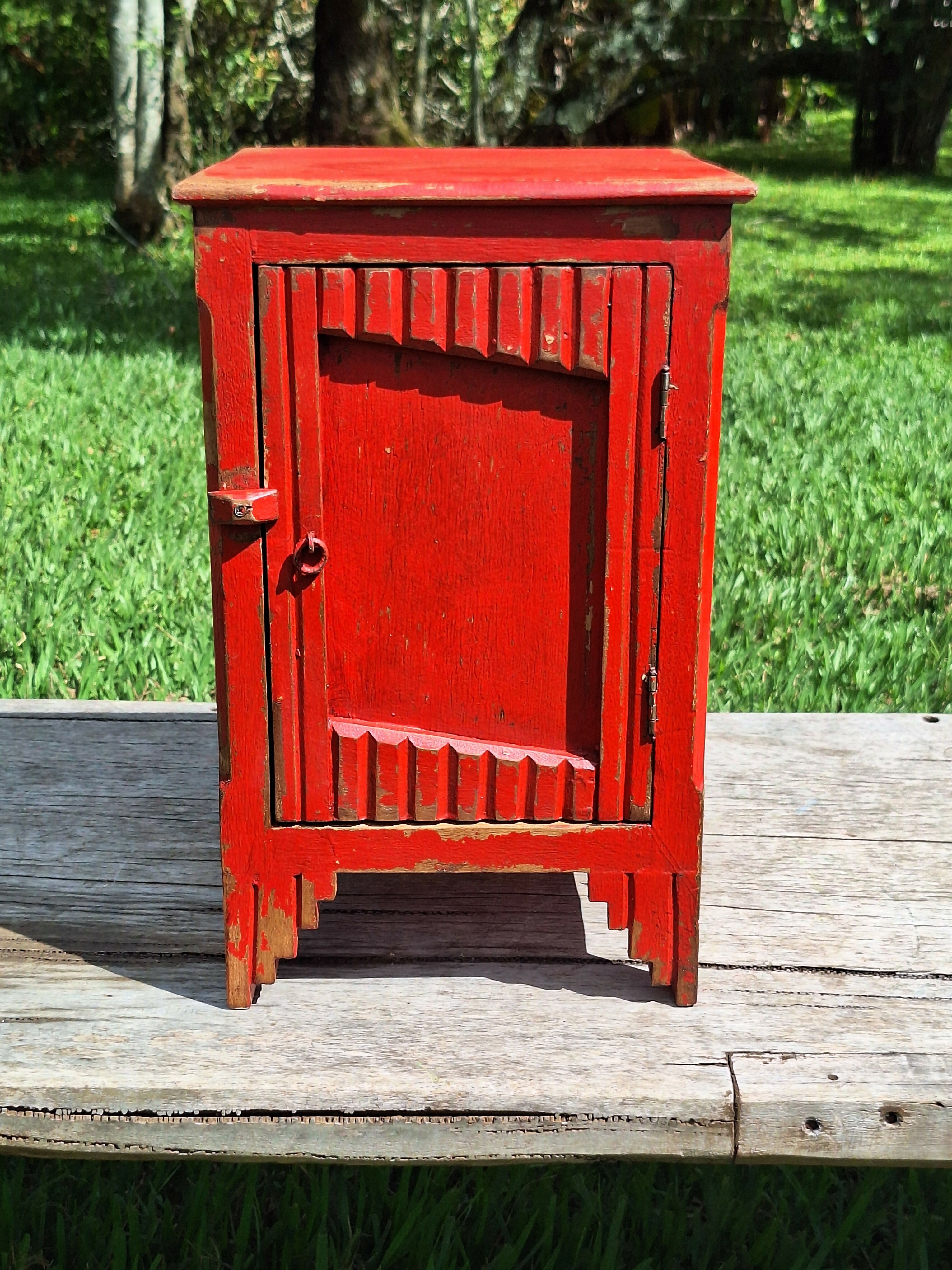 Mesinha de Cabeceira / Armarinho Tinta Gasta Vermelha Madeira Maciça Garimpo Mineiro