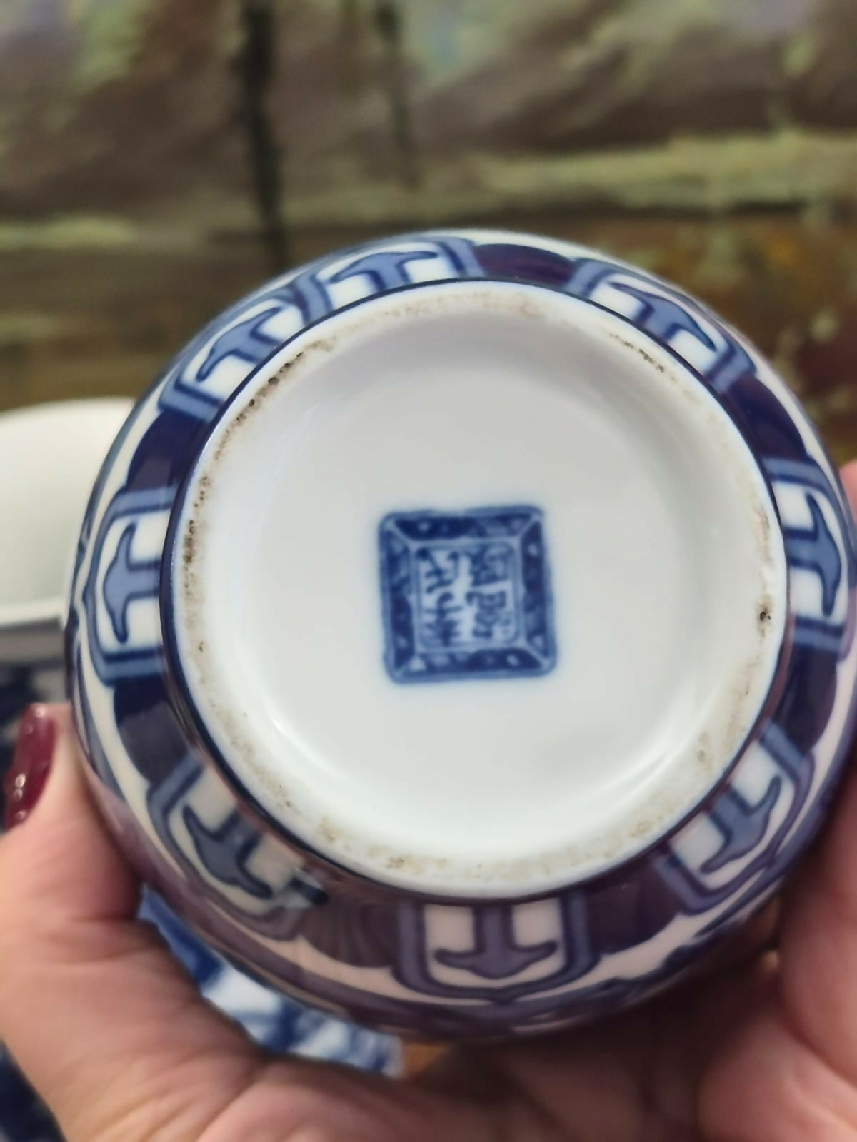 Par de vasos lindos e impecáveis em porcelana azul e branca, vintage chinesa Jingdezhen, em azul cobalto com frisos estilizados e peônias.