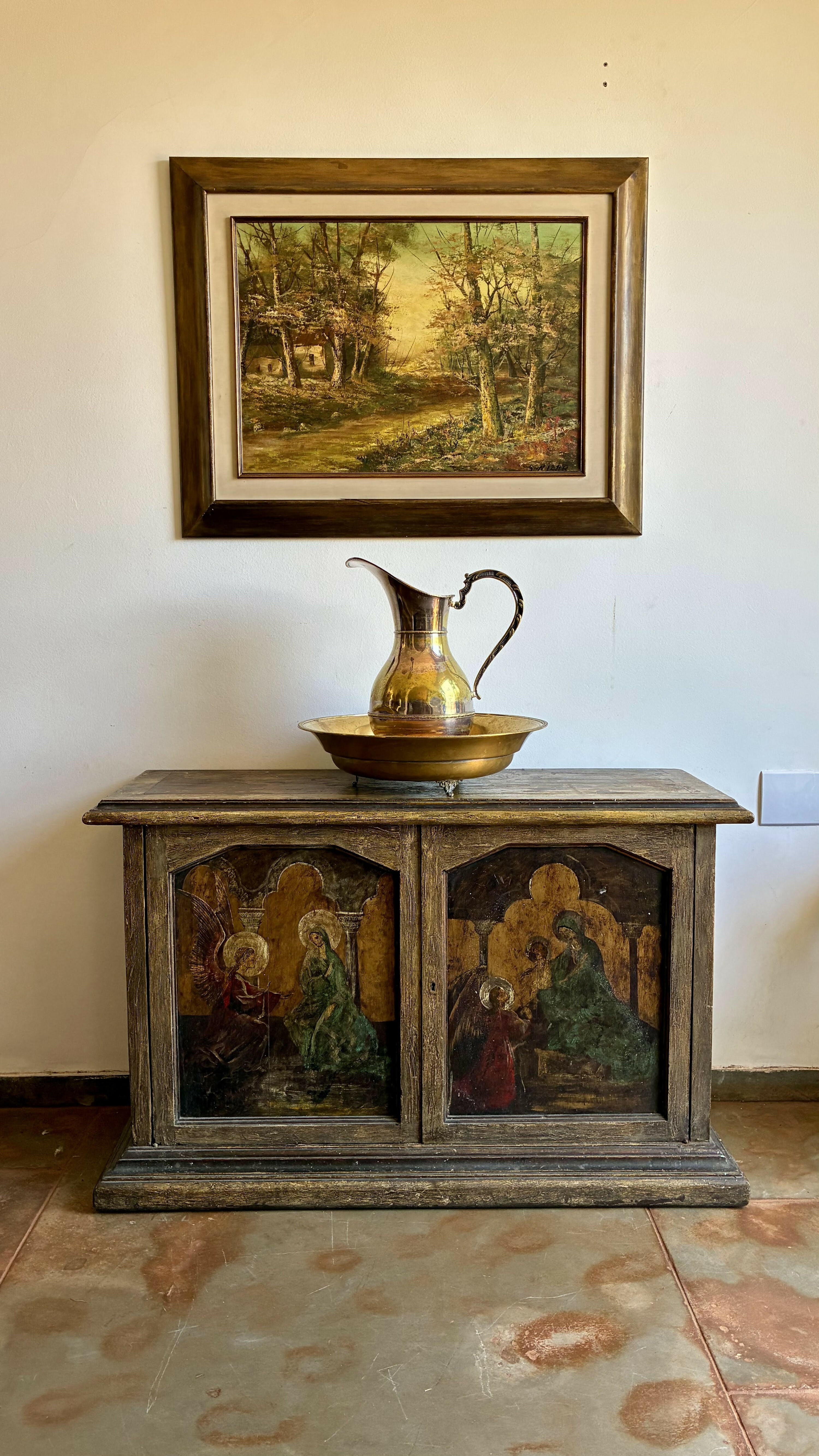 Aparador Antigo com Pinturas Sacras