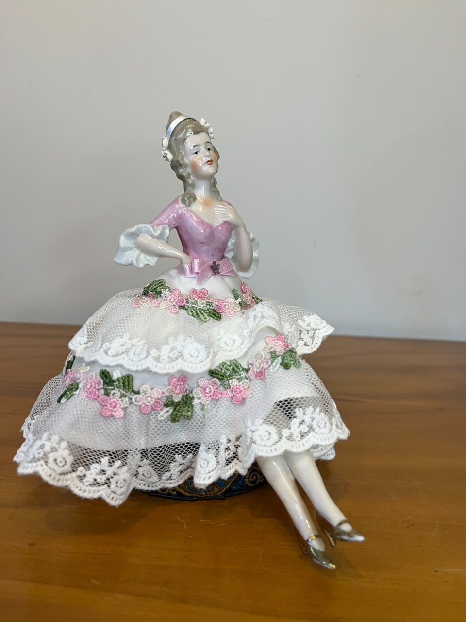 Dama decorativa em porcelana com vestido rendado e bordados florais – 18 cm