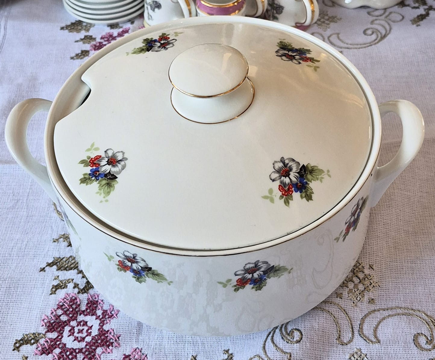  Sopeira linda, com floral delicado, em porcelana vintage nacional Real. Perfeito estado.
